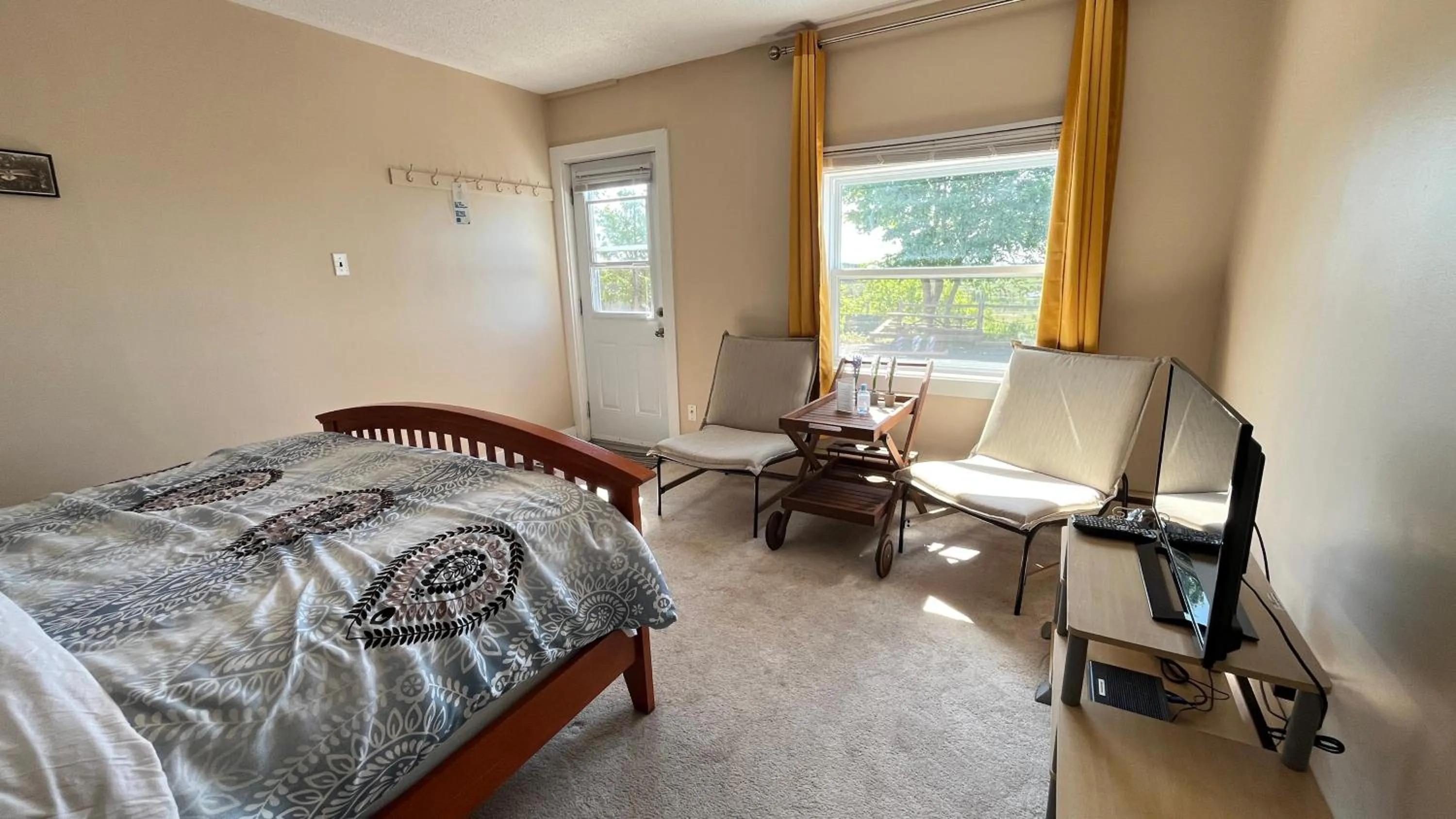 Bed in Admiral's Quay Motel & Suites