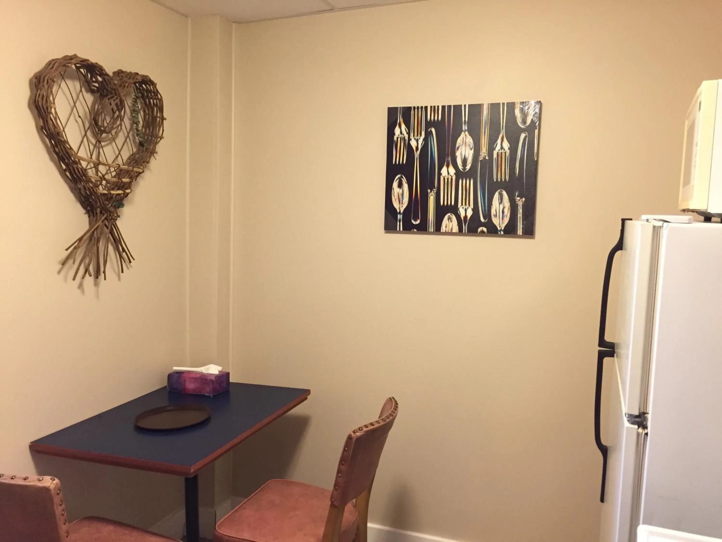 Kitchen or kitchenette in Admiral's Quay Motel & Suites