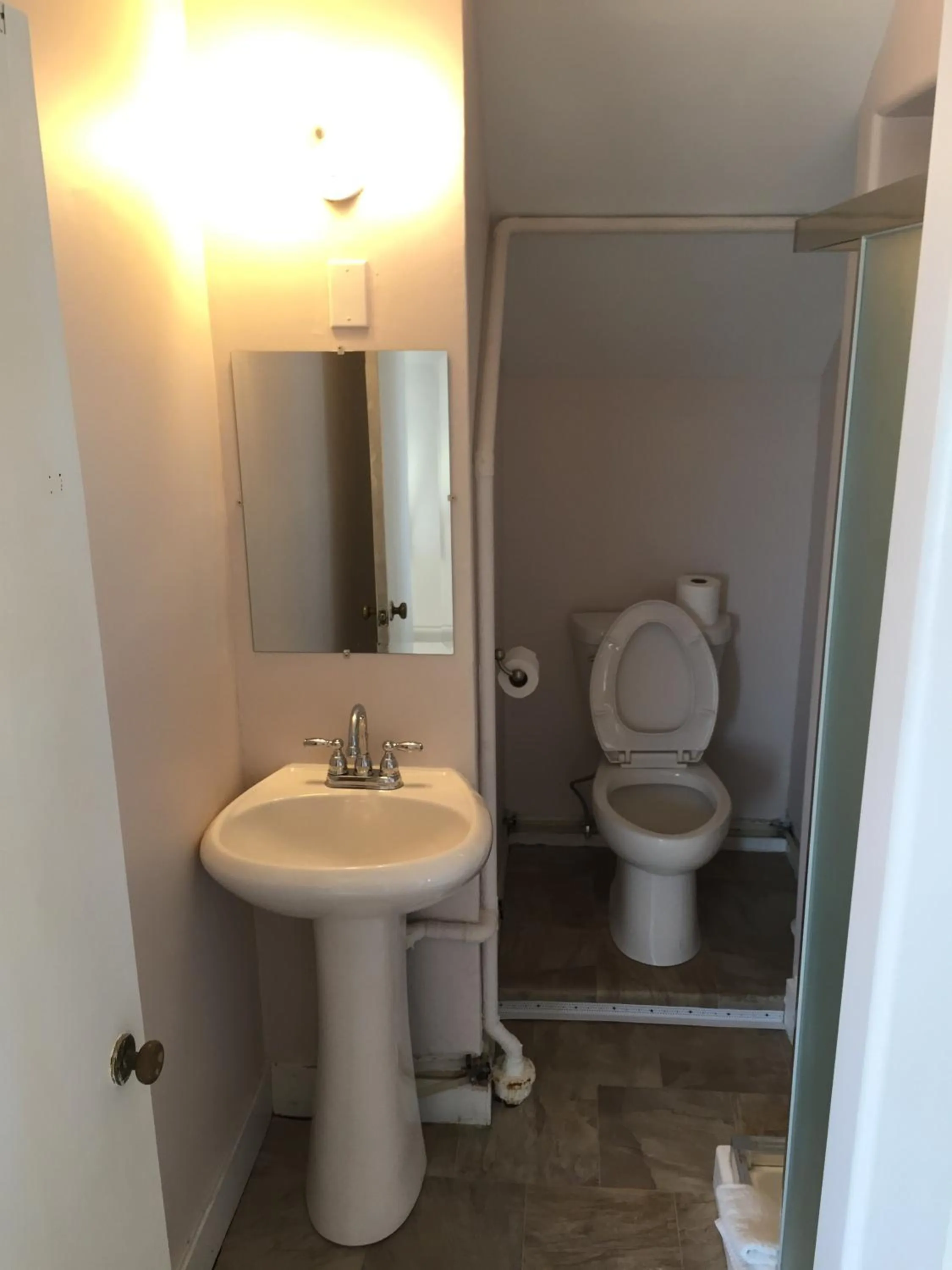 Bathroom in Admiral's Quay Motel & Suites