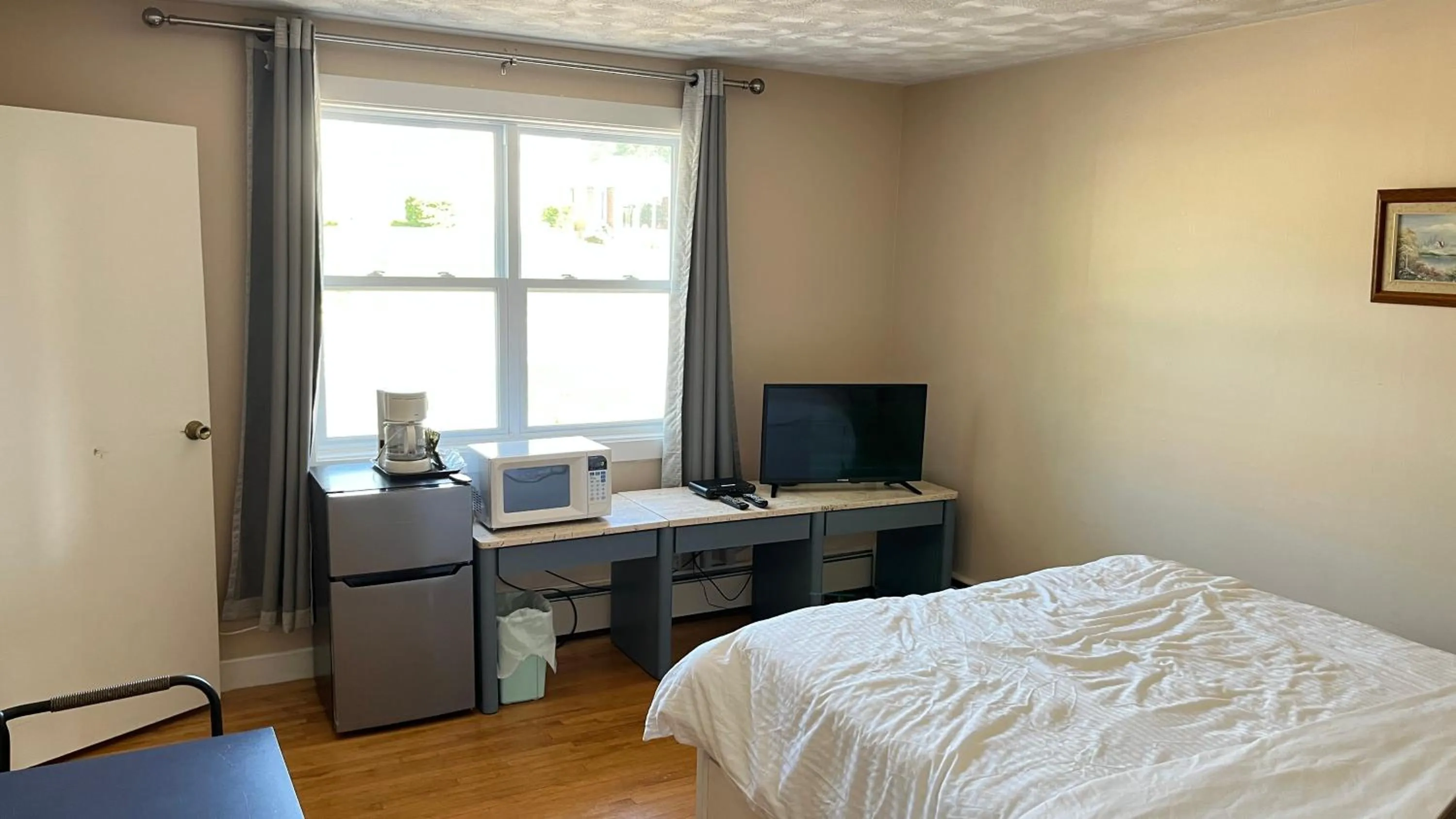 Bed in Admiral's Quay Motel & Suites