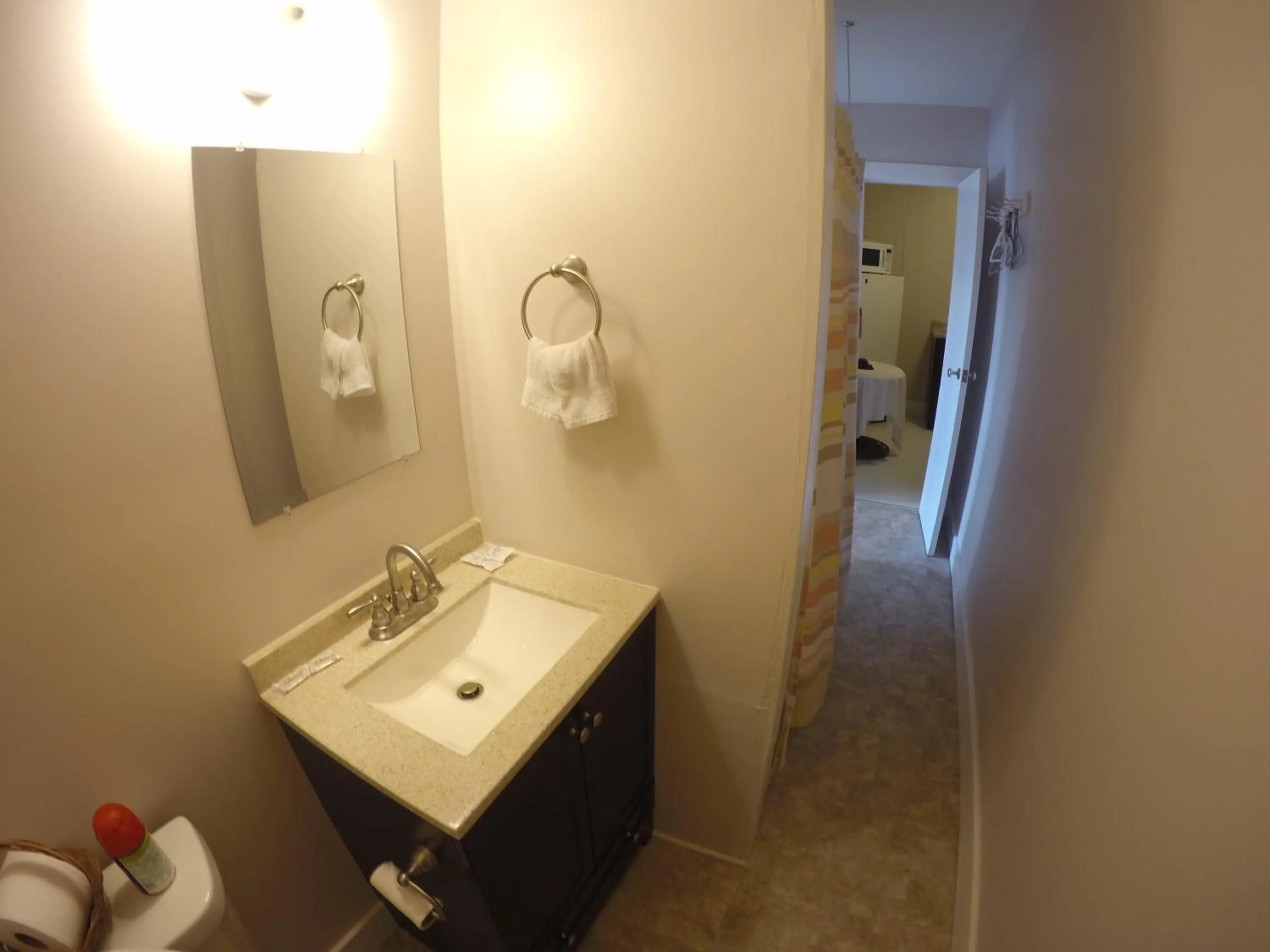 Bathroom in Admiral's Quay Motel & Suites