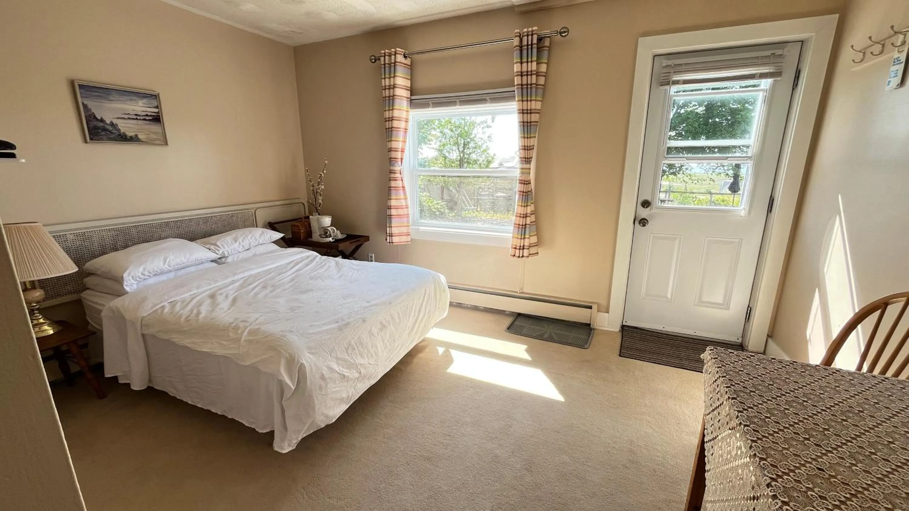 Bed in Admiral's Quay Motel & Suites