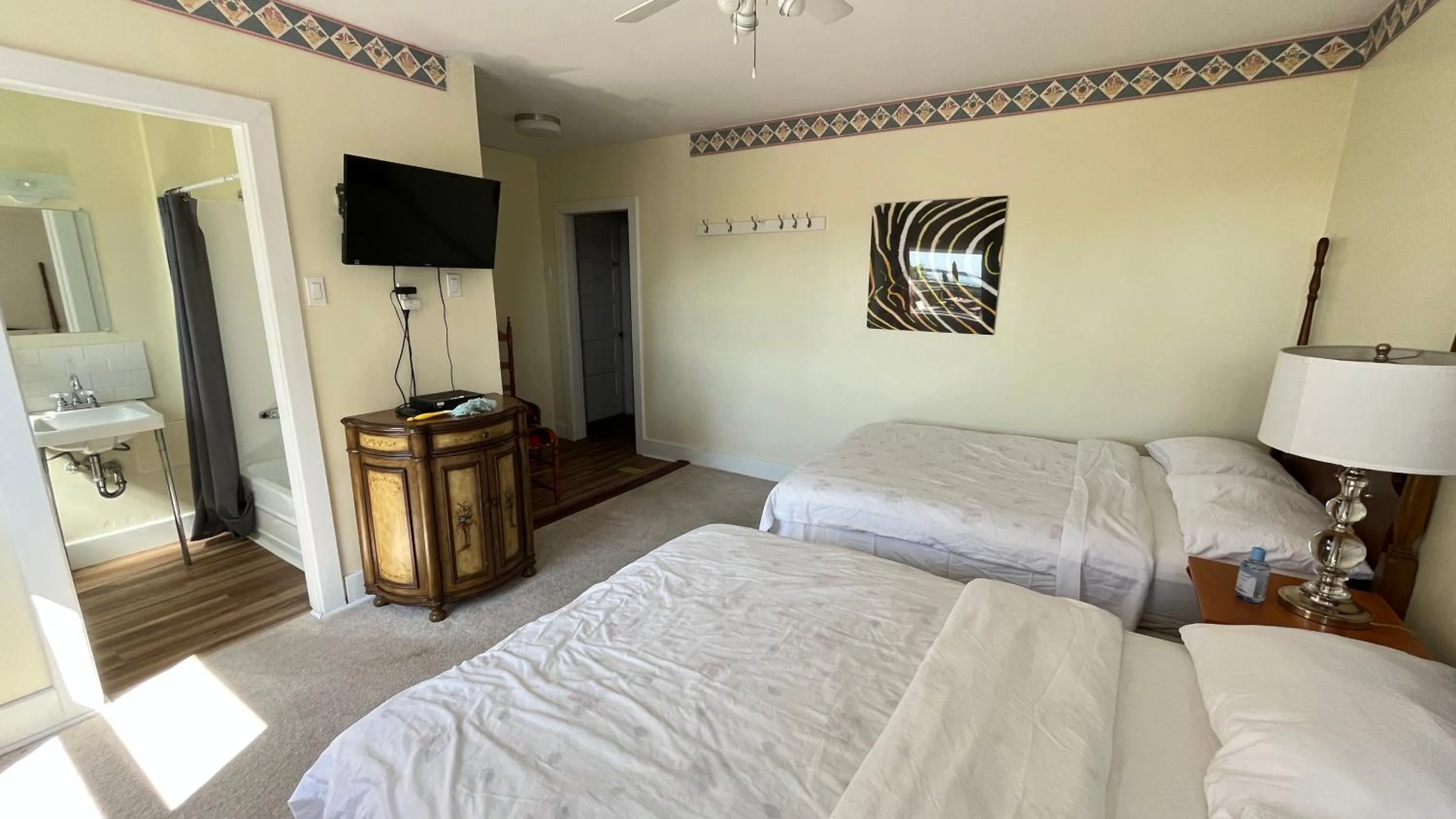 Bed in Admiral's Quay Motel & Suites