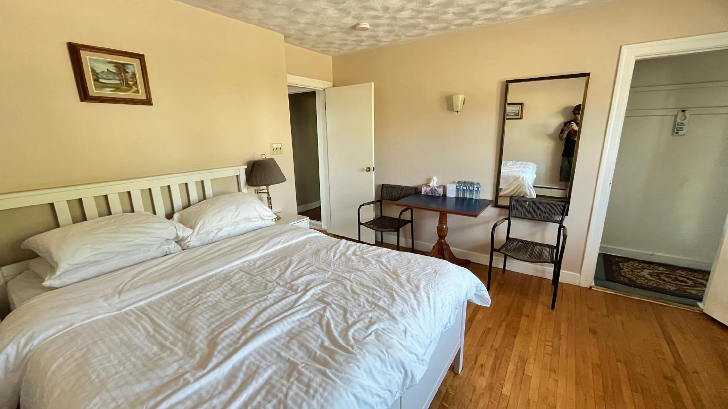 Bed in Admiral's Quay Motel & Suites