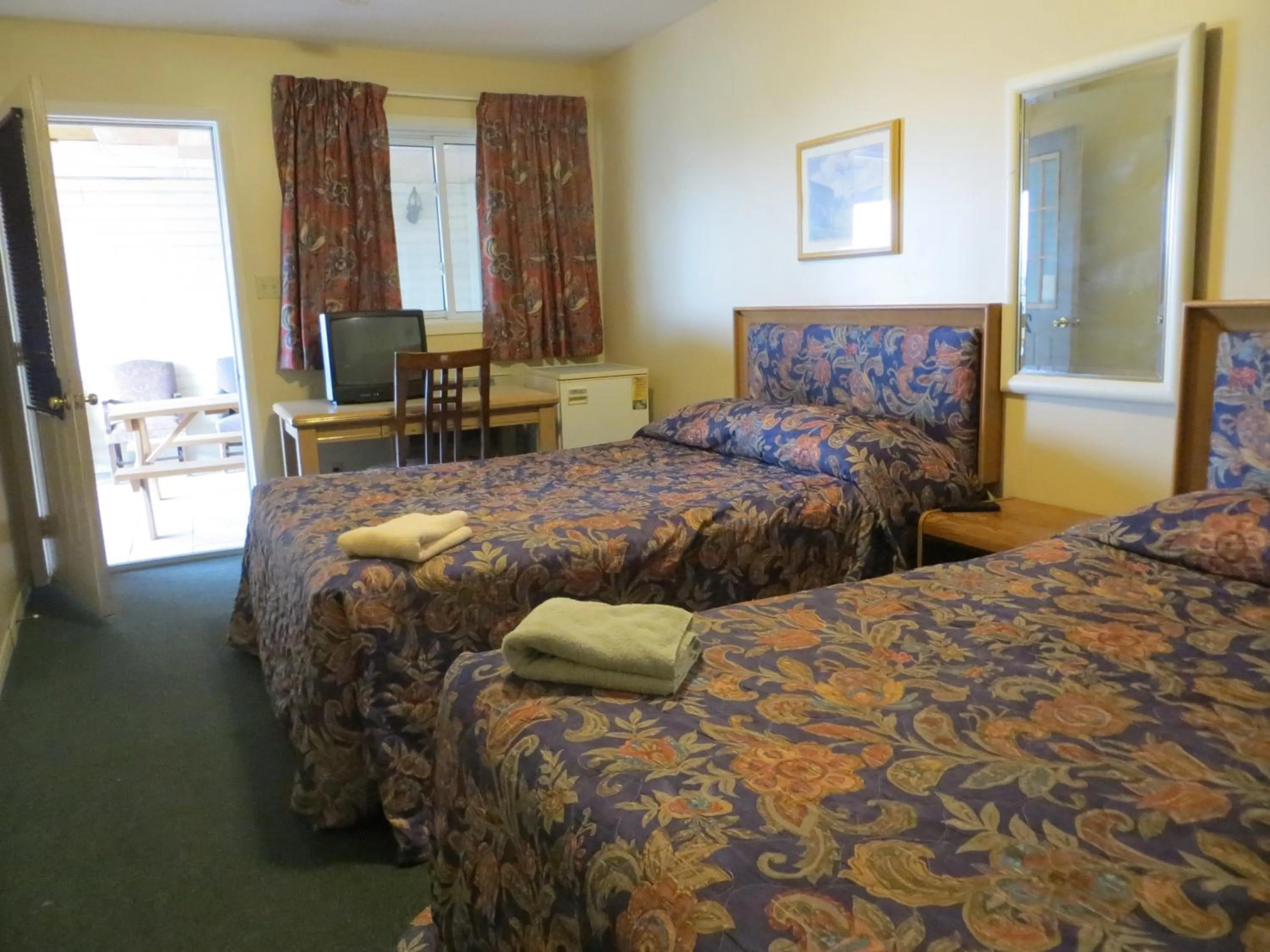 Queen Room with Two Queen Beds in Villa Nova Motel