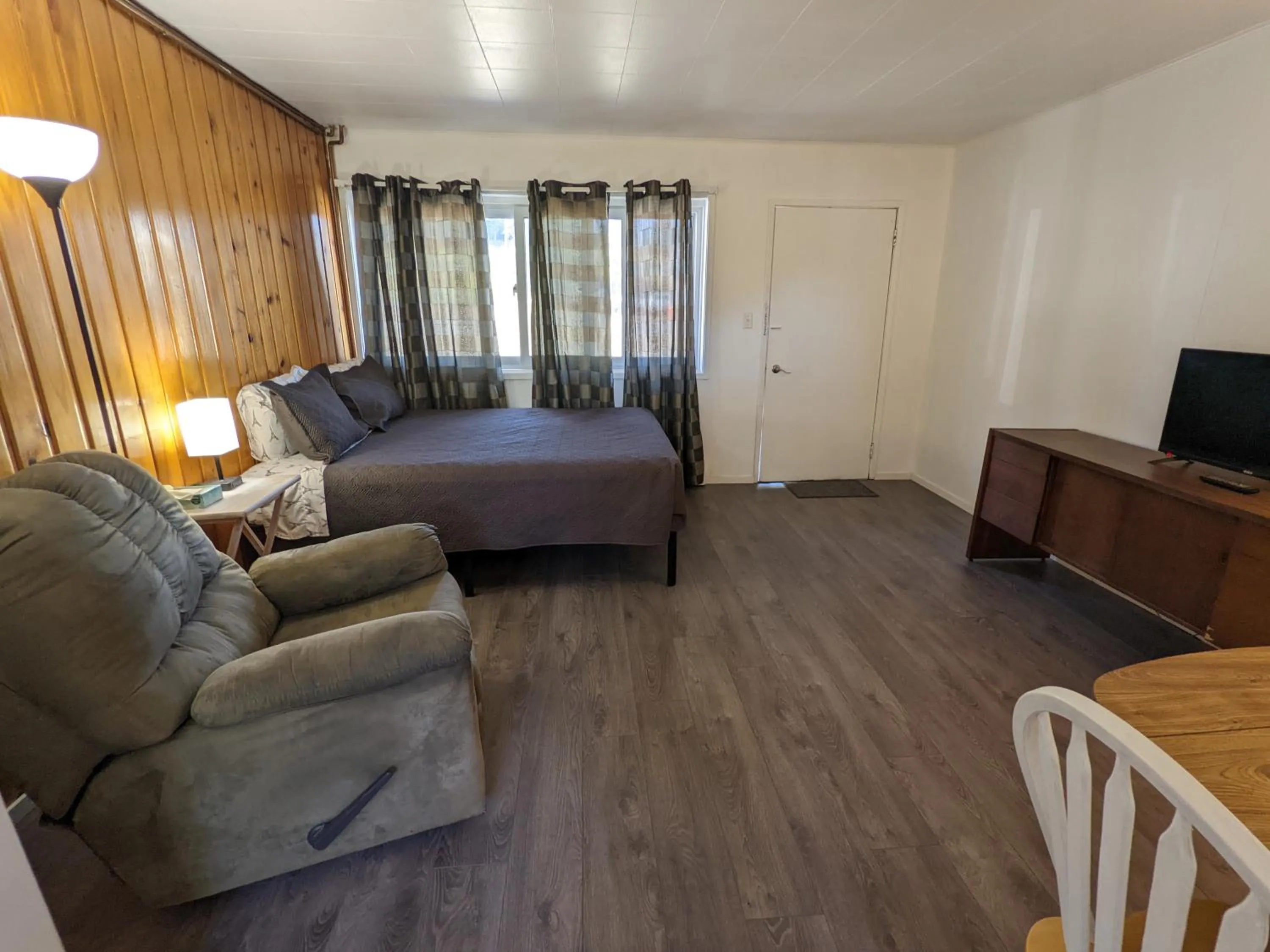 Bed in Deerview Lodge & Cabins - Princeton BC