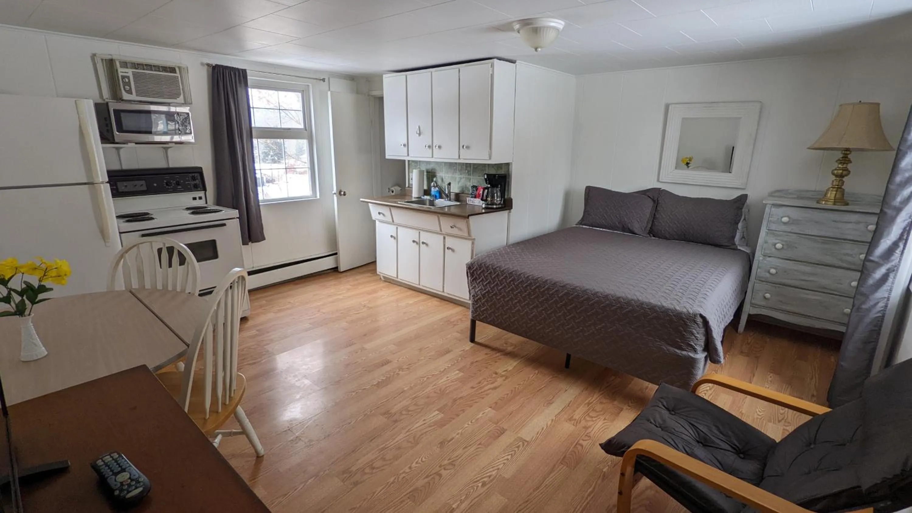 Bed in Deerview Lodge & Cabins - Princeton BC