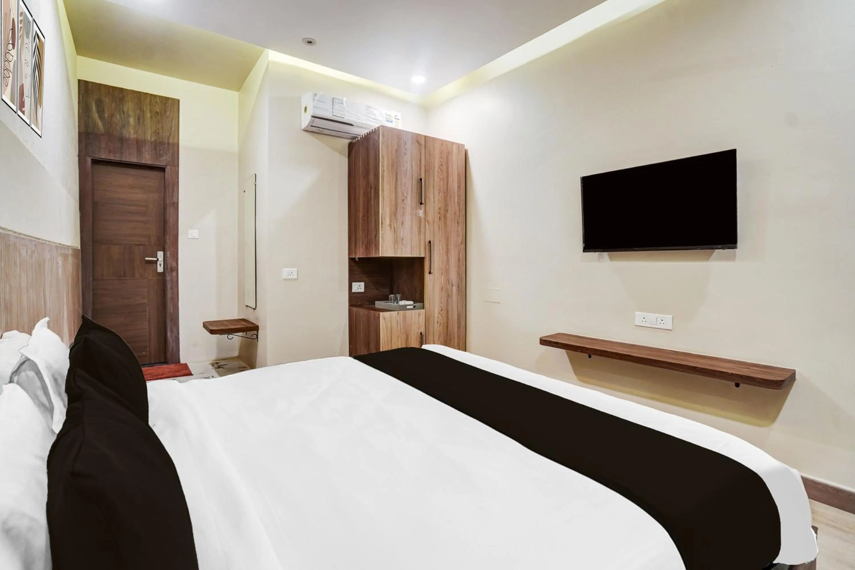 Bedroom, Bed in FabHotel Aman Paradise
