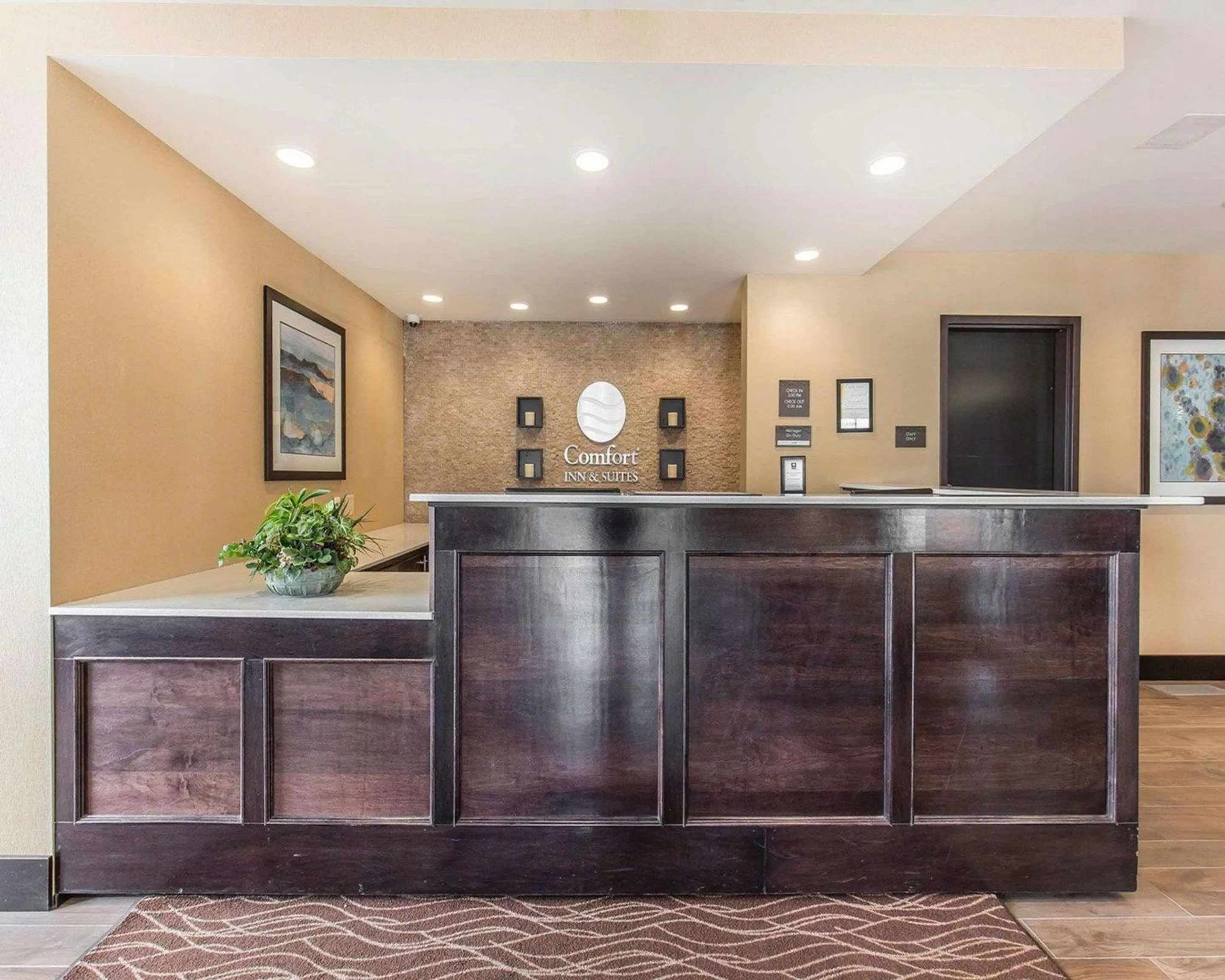 Lobby or reception in Comfort Inn & Suites Airport North