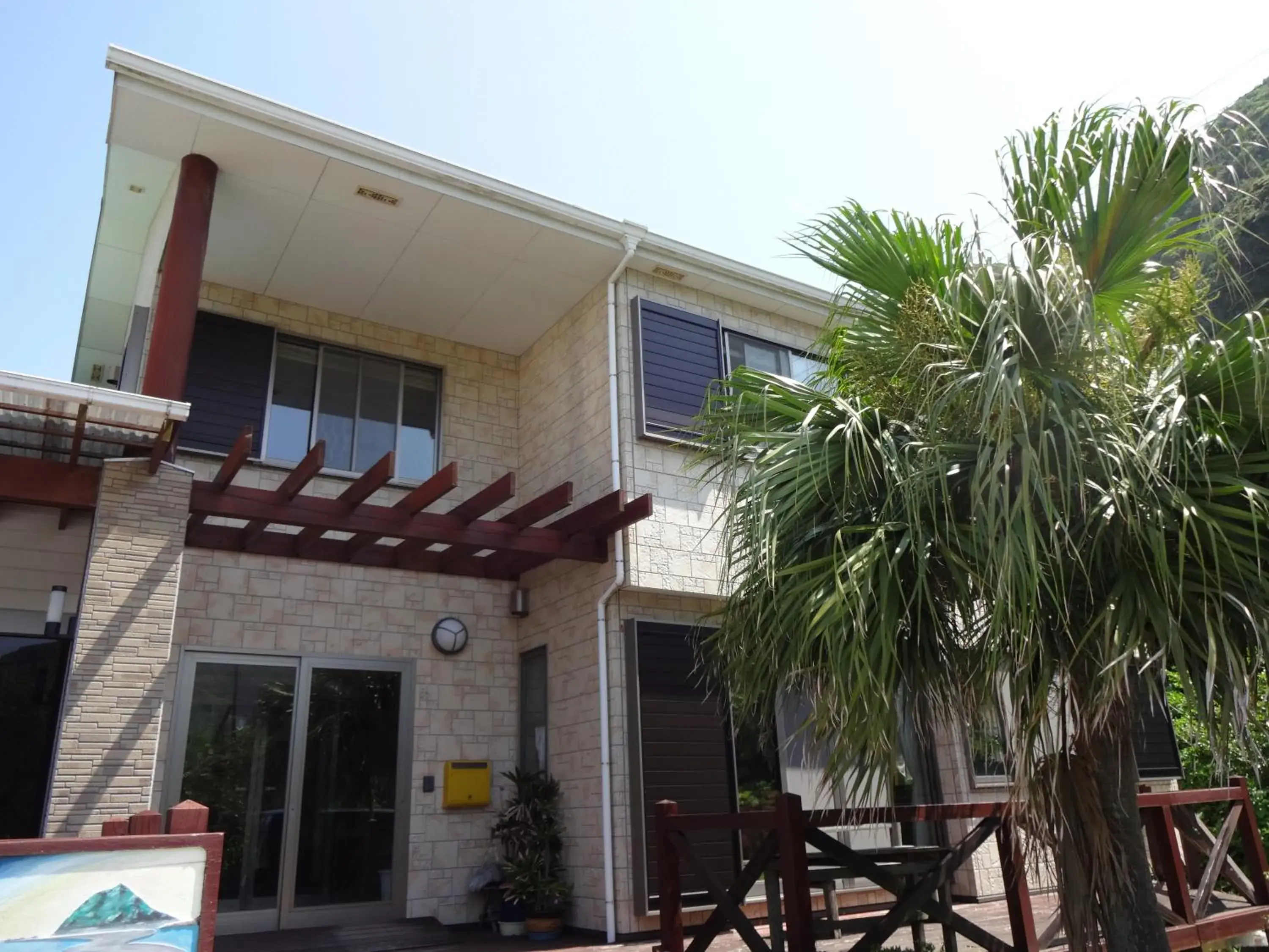 Facade/entrance in Mantenbo Facade/entrance in Mantenbo