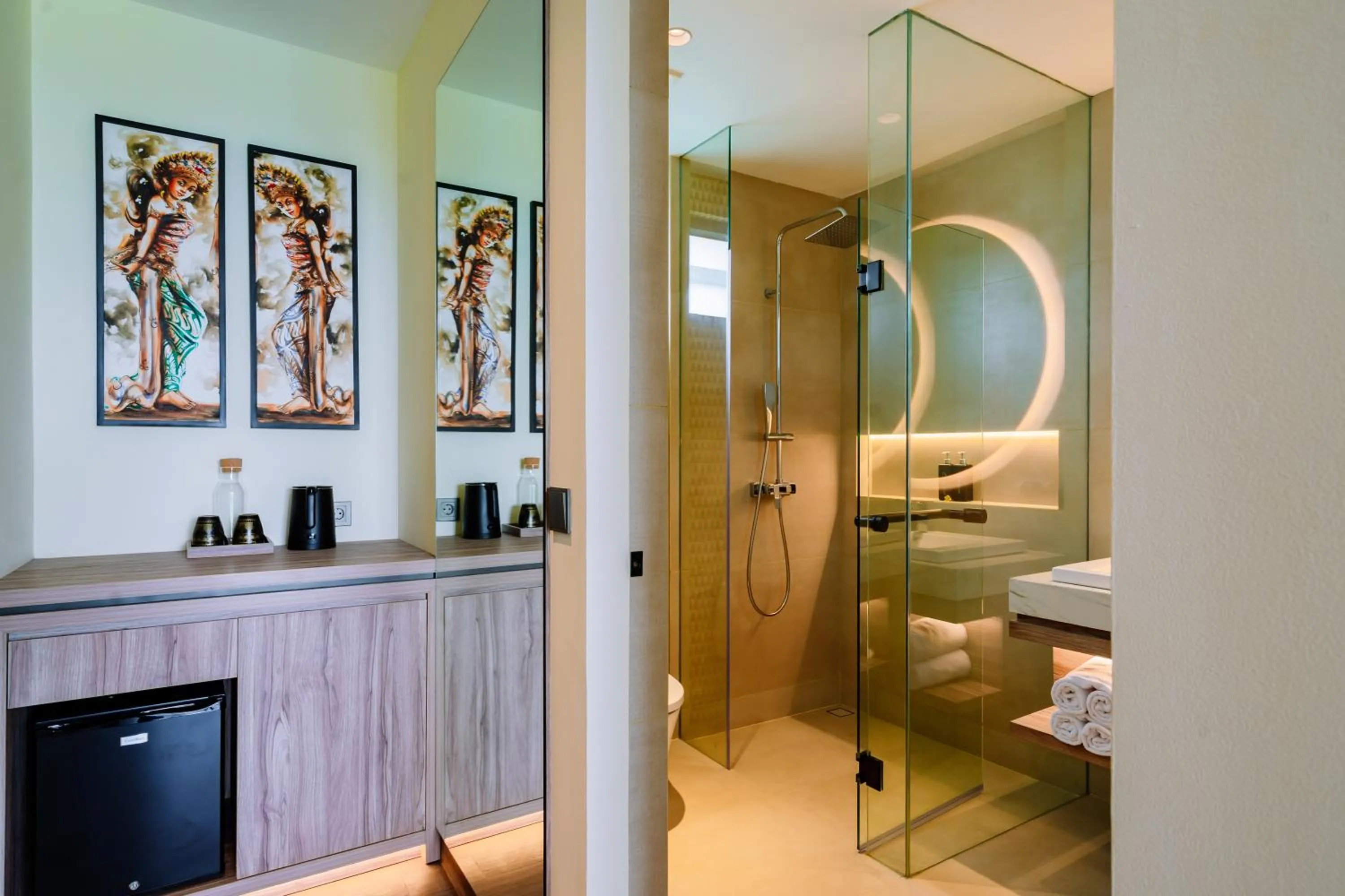 Shower, Bed in Big Dragon Villas Ubud