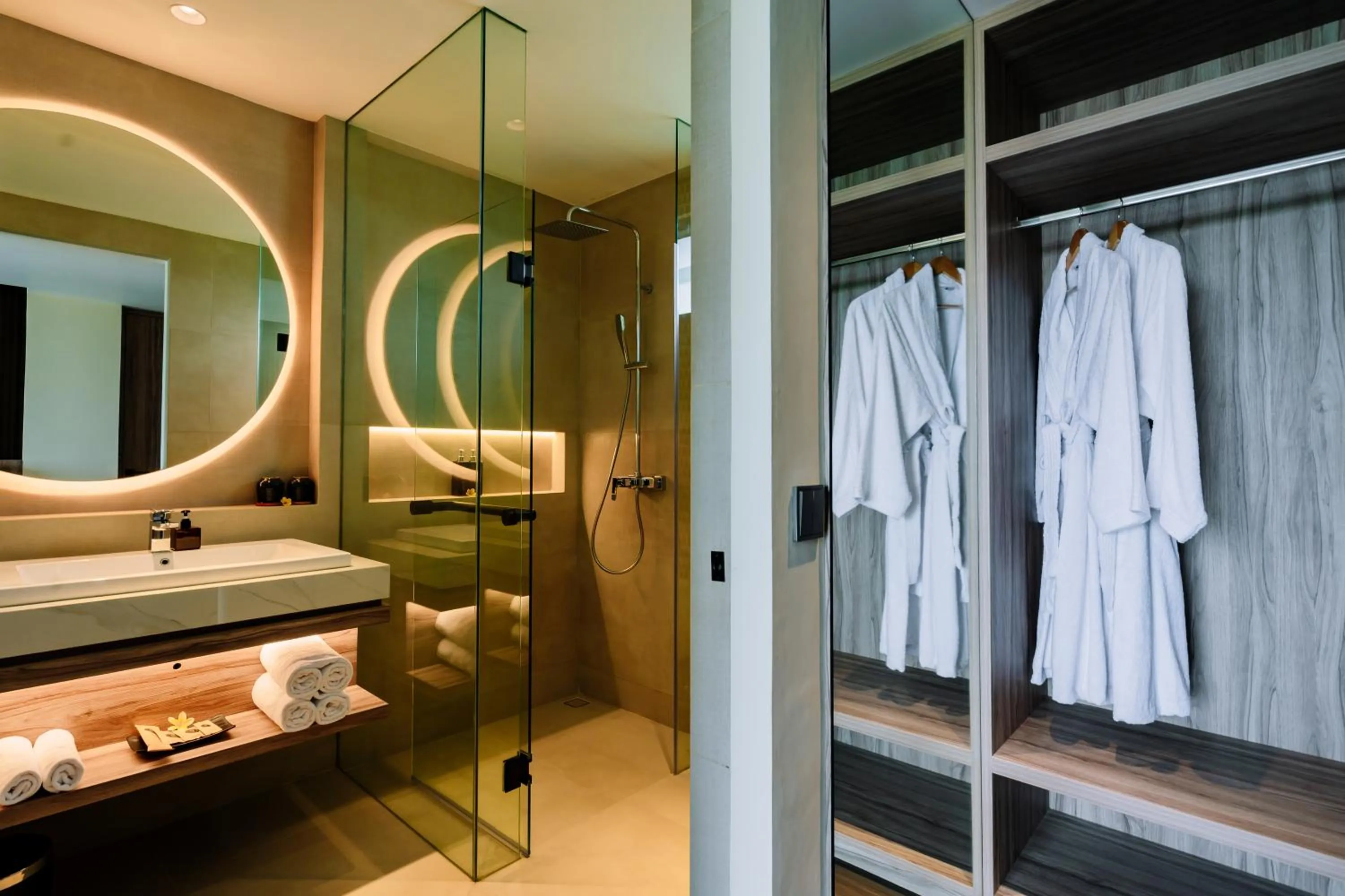 Shower, Bed in Big Dragon Villas Ubud