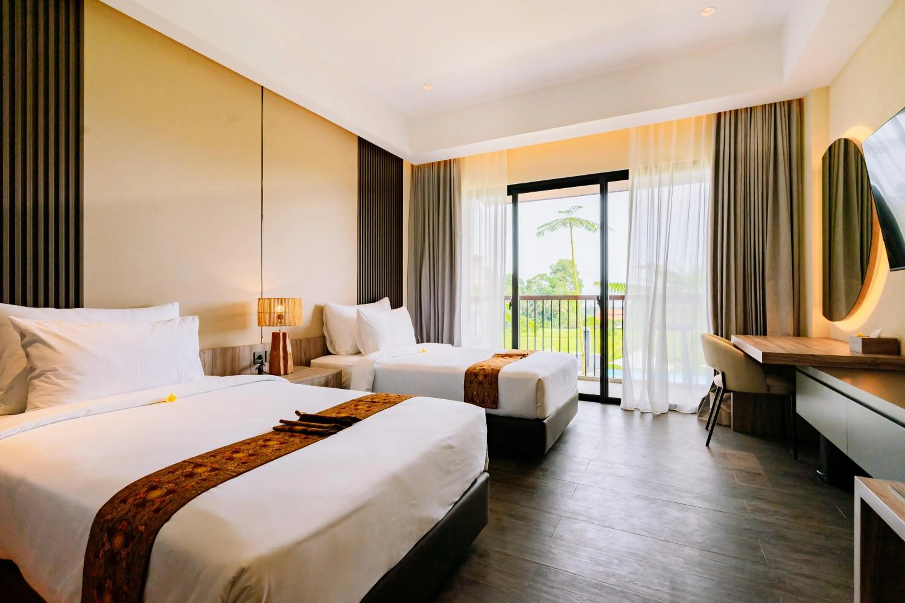 Communal lounge/ TV room, Bed in Big Dragon Villas Ubud