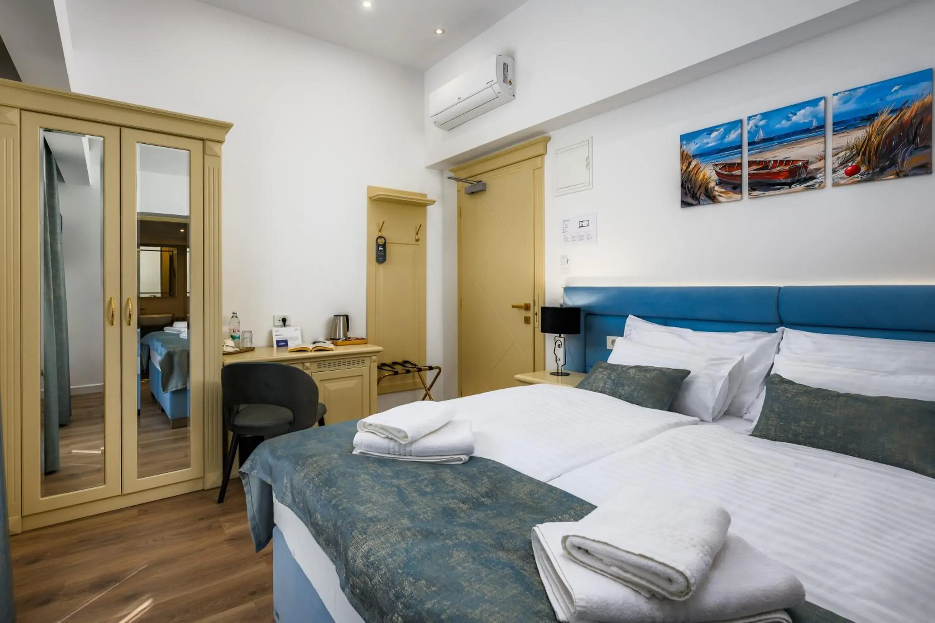 Economy Double Room in Boutique Hotel Golden Key - Poreč - Bed & Breakfast Economy Double Room in Boutique Hotel Golden Key - Poreč - Bed & Breakfast