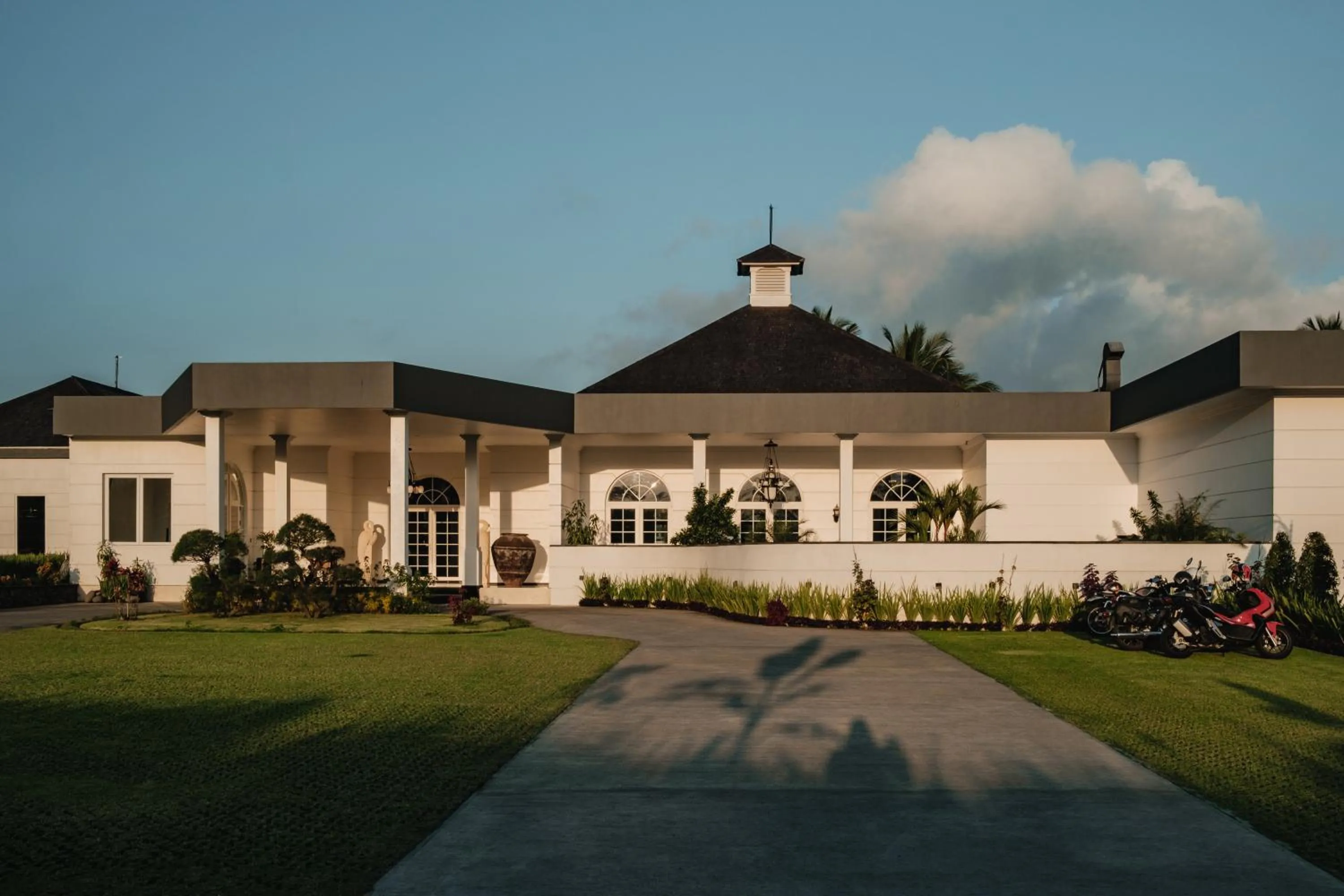 Restaurant/places to eat in CasCades Suites