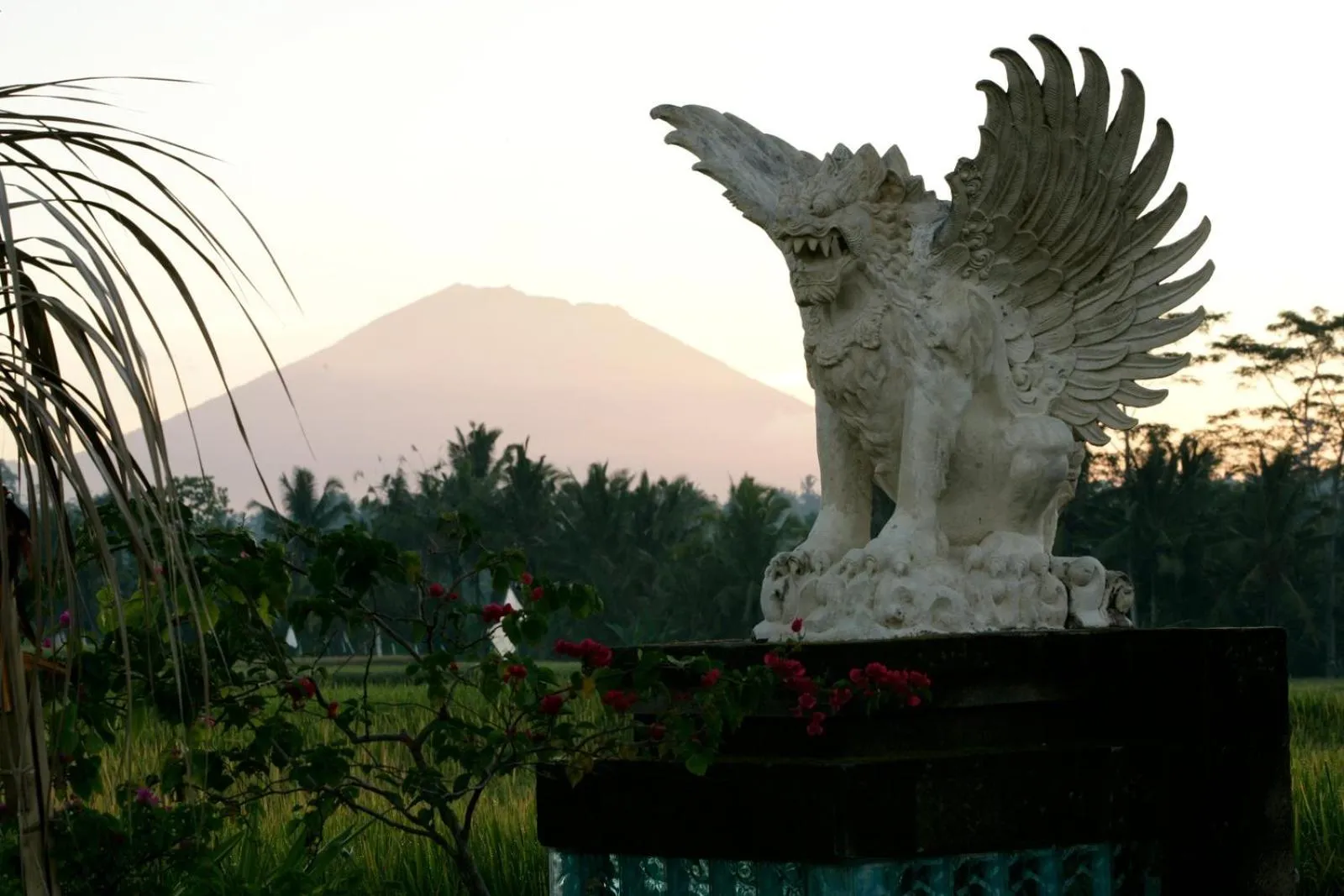 Facade/entrance in CasCades Suites