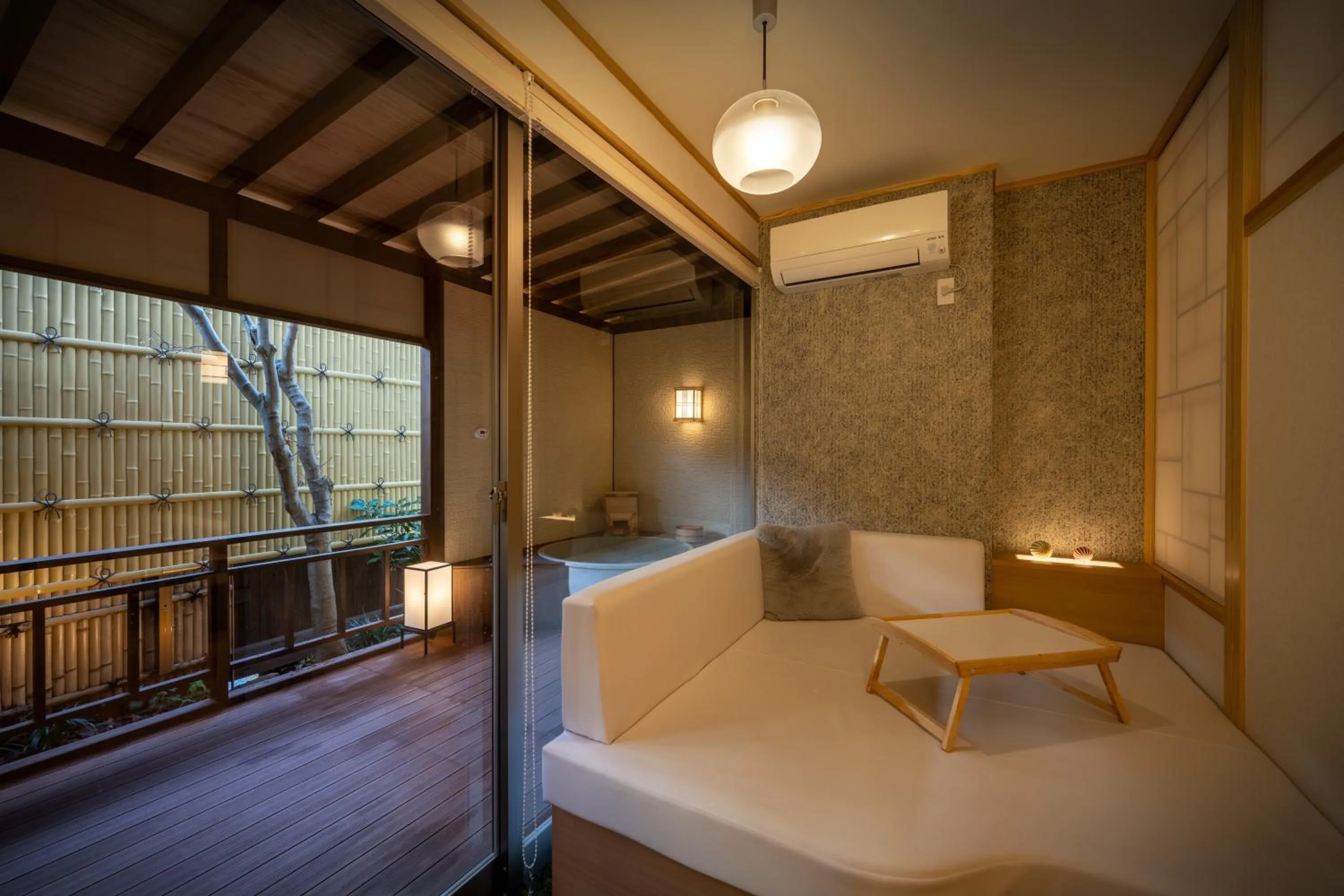 Balcony/Terrace, Bed in Hohoemino Kuyufu Tsuruya