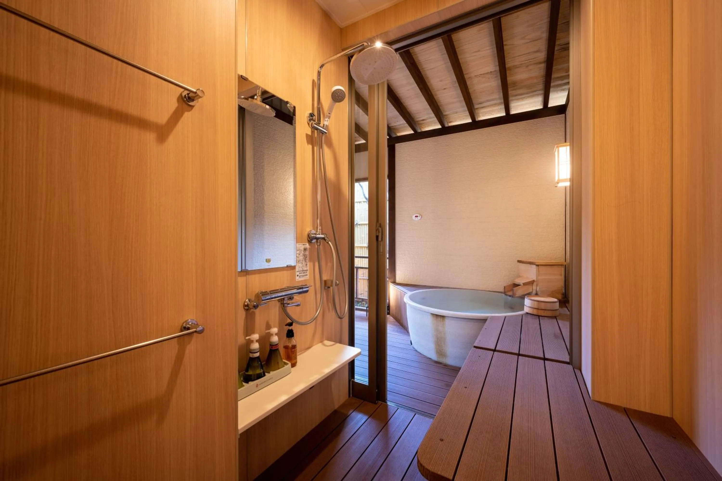 Shower in Hohoemino Kuyufu Tsuruya