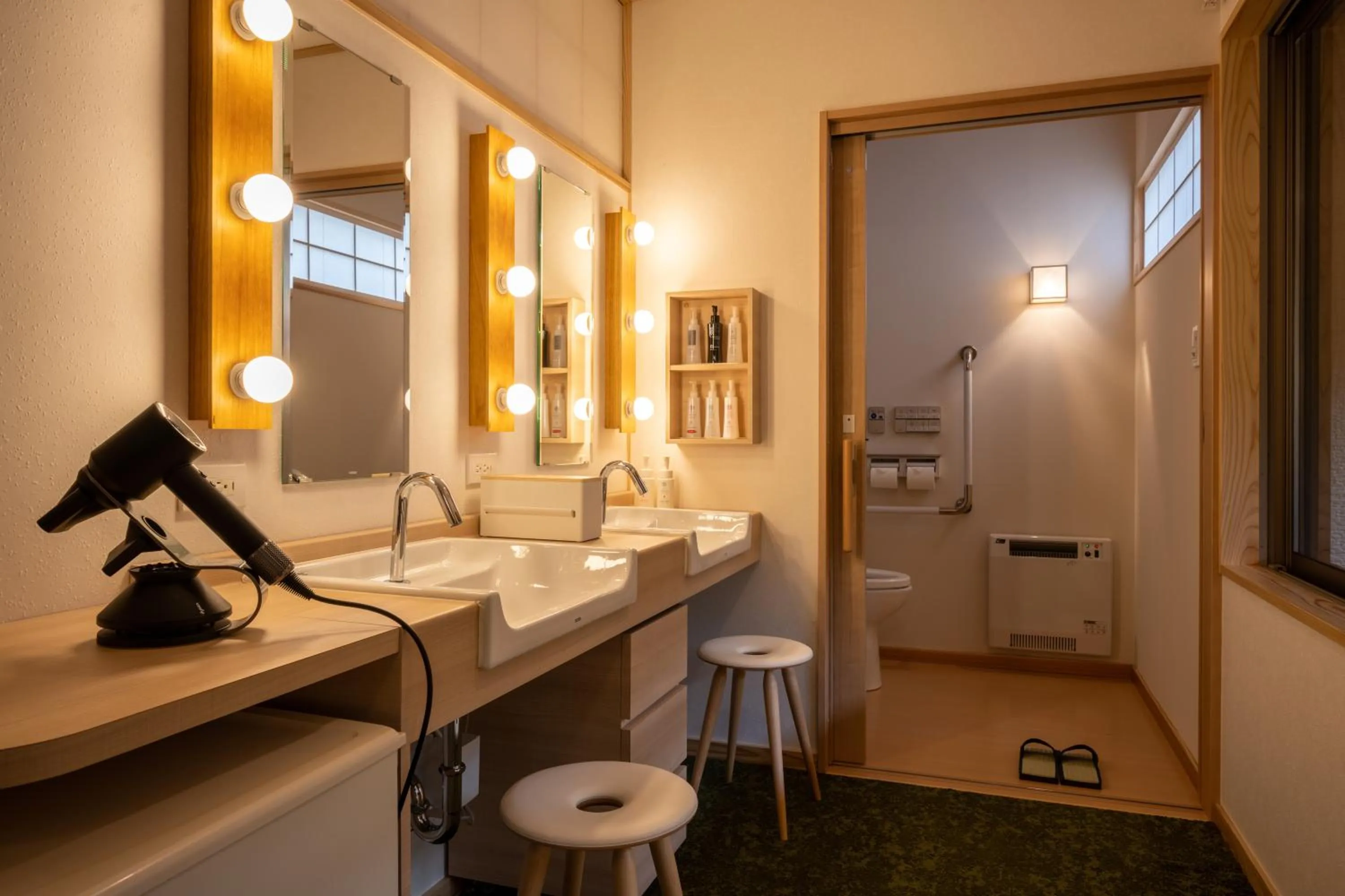 Toilet in Hohoemino Kuyufu Tsuruya