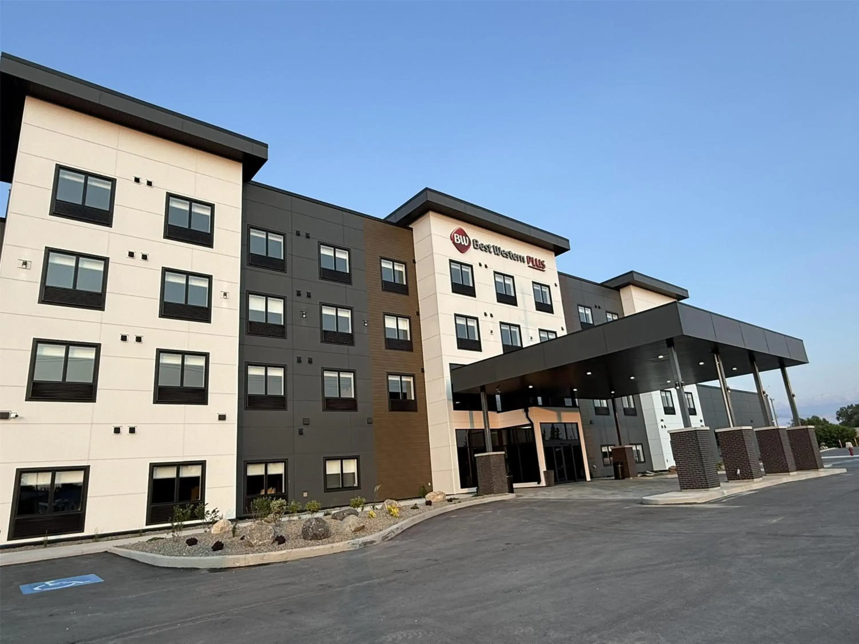 Property building in Best Western Plus Neepawa Hotel Property building in Best Western Plus Neepawa Hotel