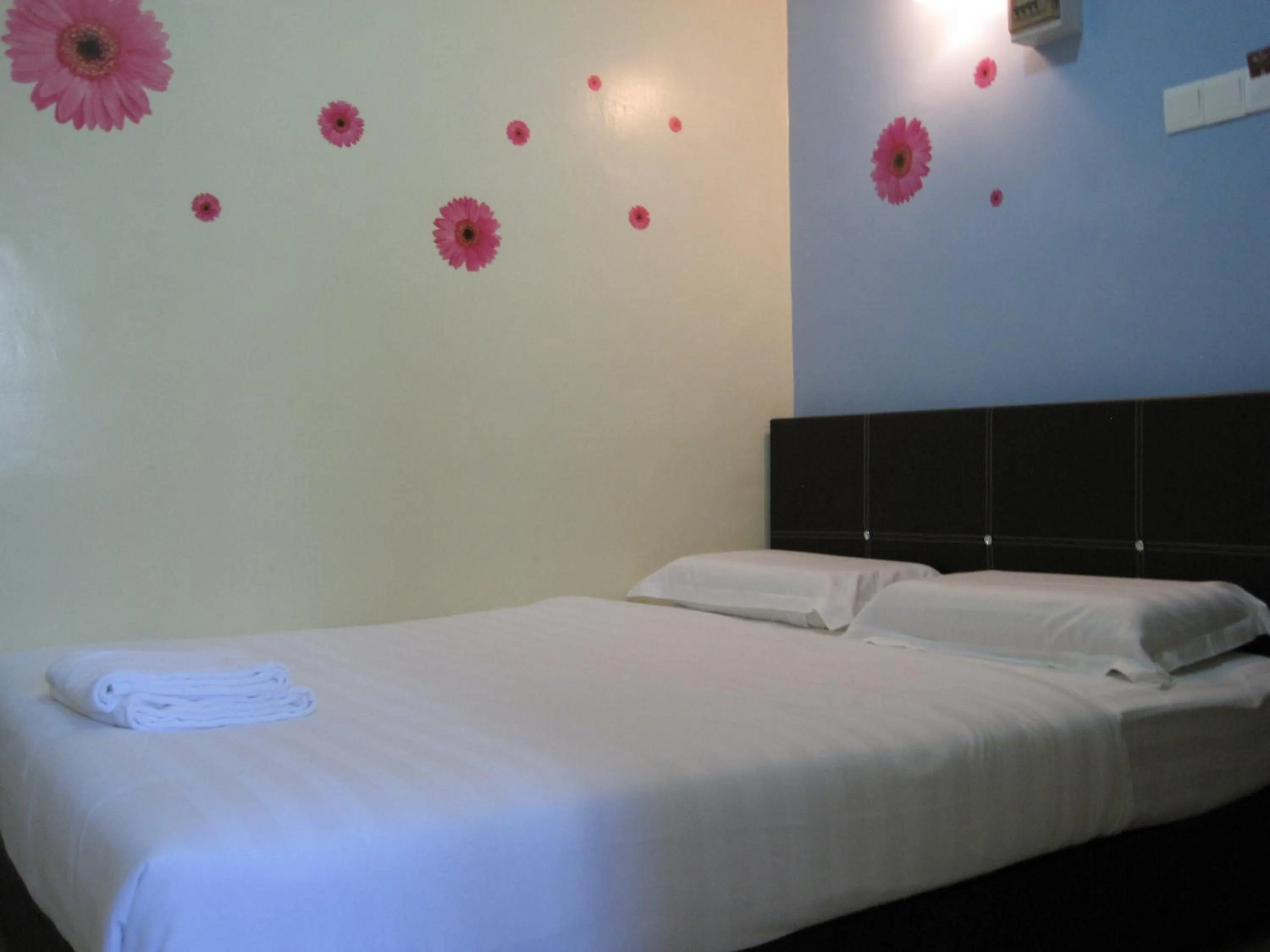 Bedroom, Bed in Max Inn Hotel