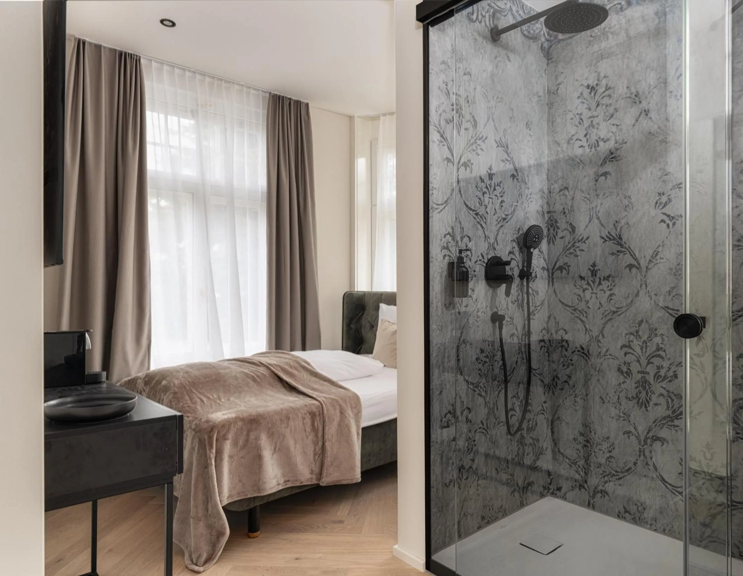 Shower, Bed in Boutique Hotel by Maier - contactless check-in