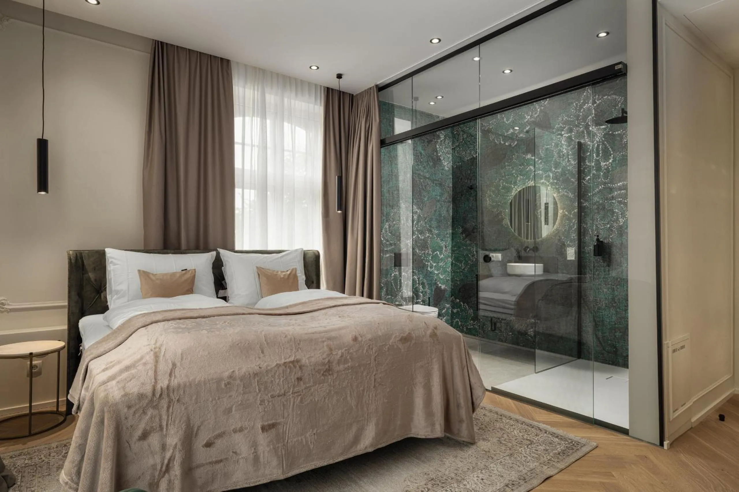 Shower, Bed in Boutique Hotel by Maier - contactless check-in