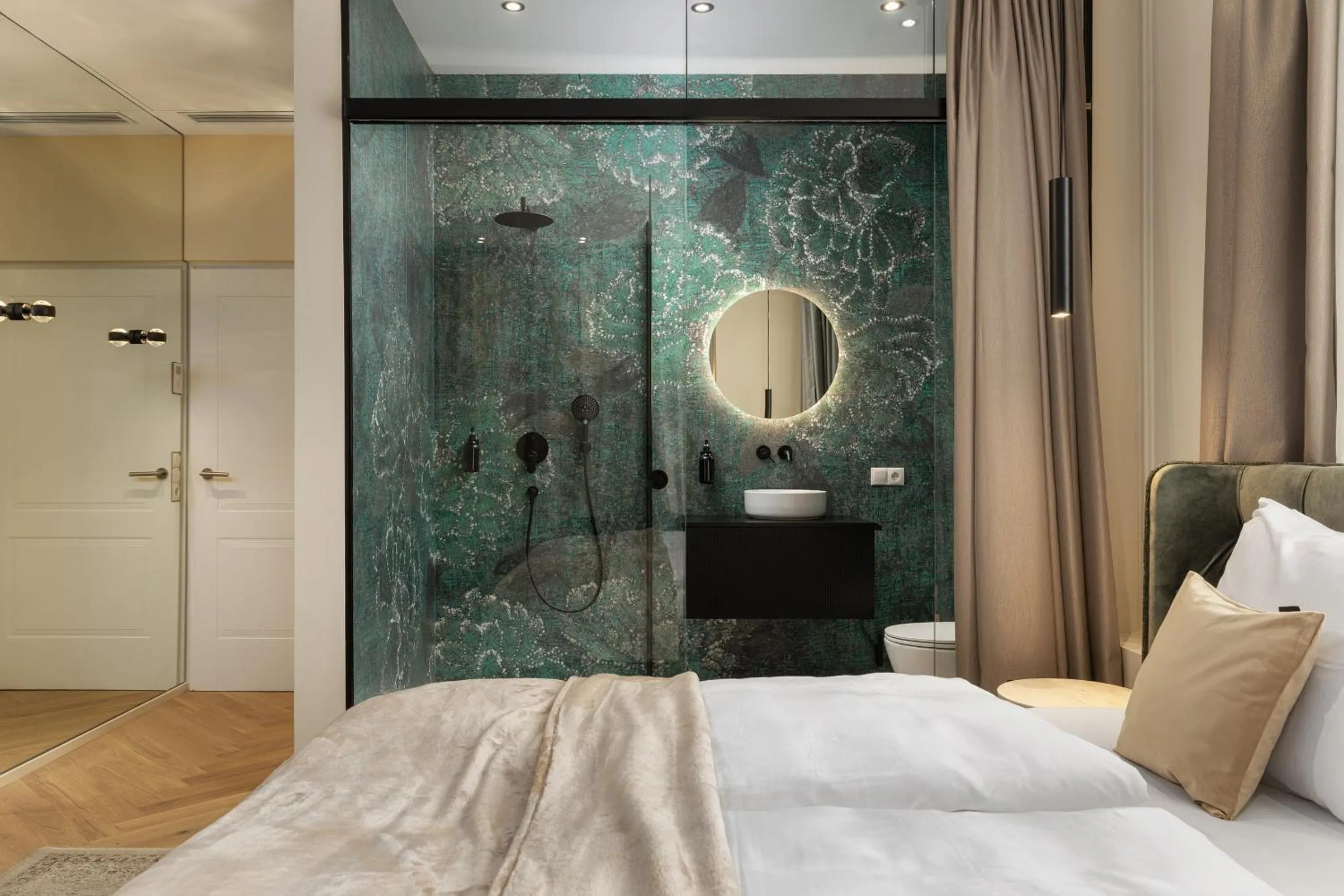 Shower, Bed in Boutique Hotel by Maier - contactless check-in