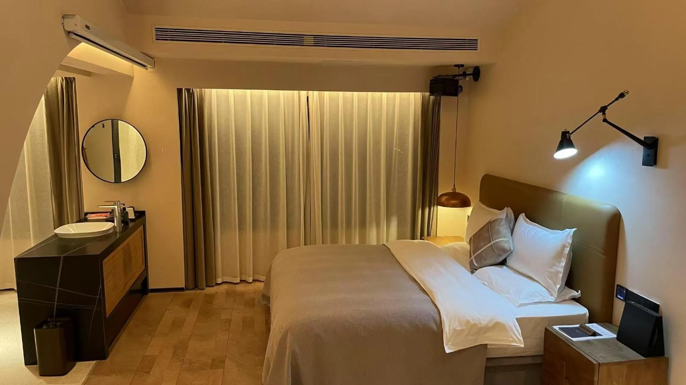 LOFT Book Bar King Room in LiJiang Garden vacation PuZhi hotel
