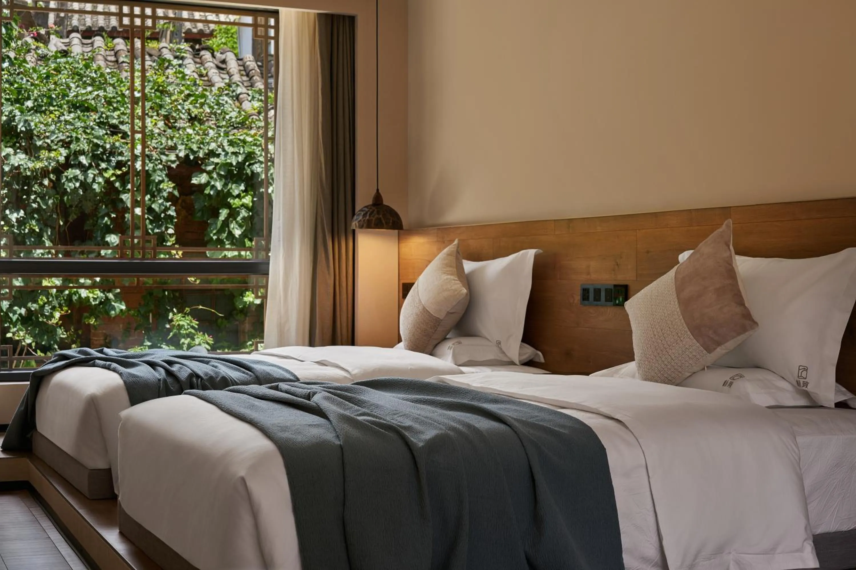 Video Twin Room in LiJiang Garden vacation PuZhi hotel