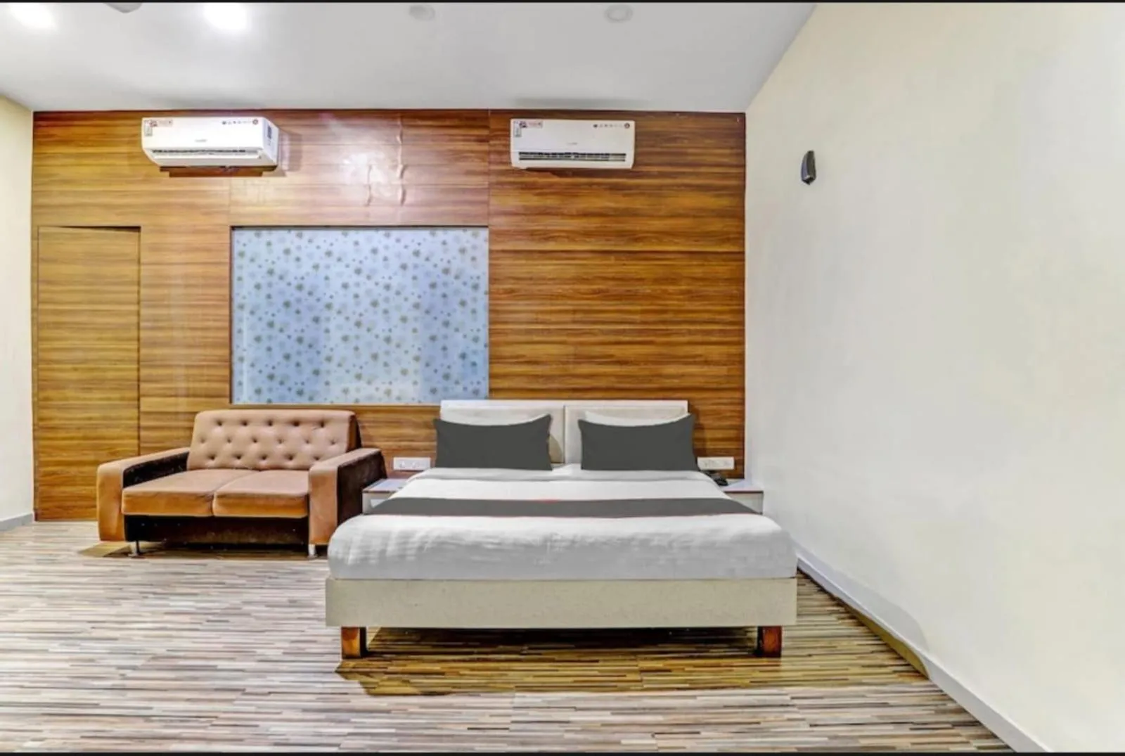 UTSAV GALAXY BANQUET And ROOMS