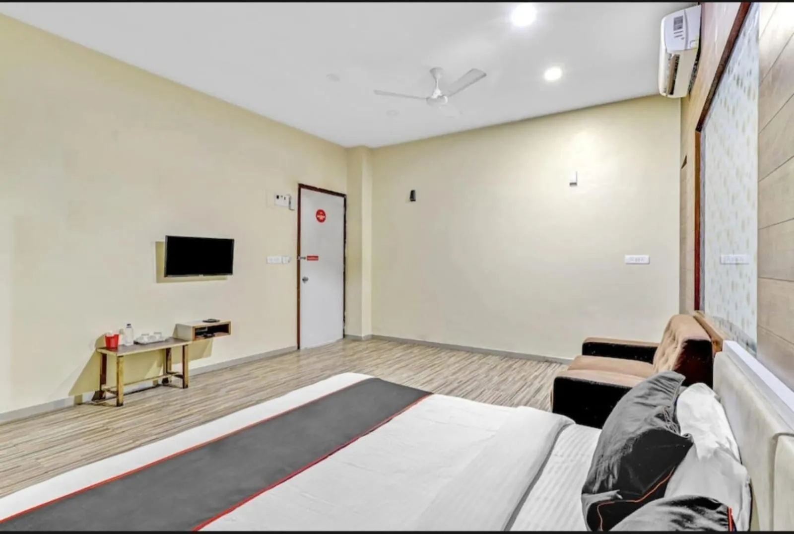 UTSAV GALAXY BANQUET And ROOMS