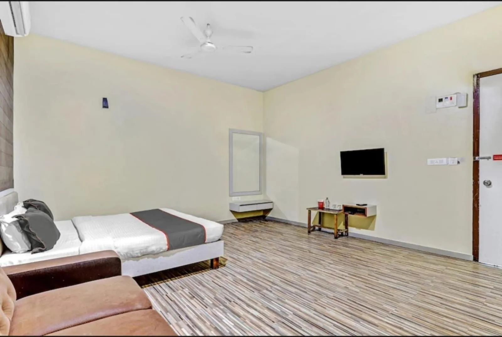 UTSAV GALAXY BANQUET And ROOMS