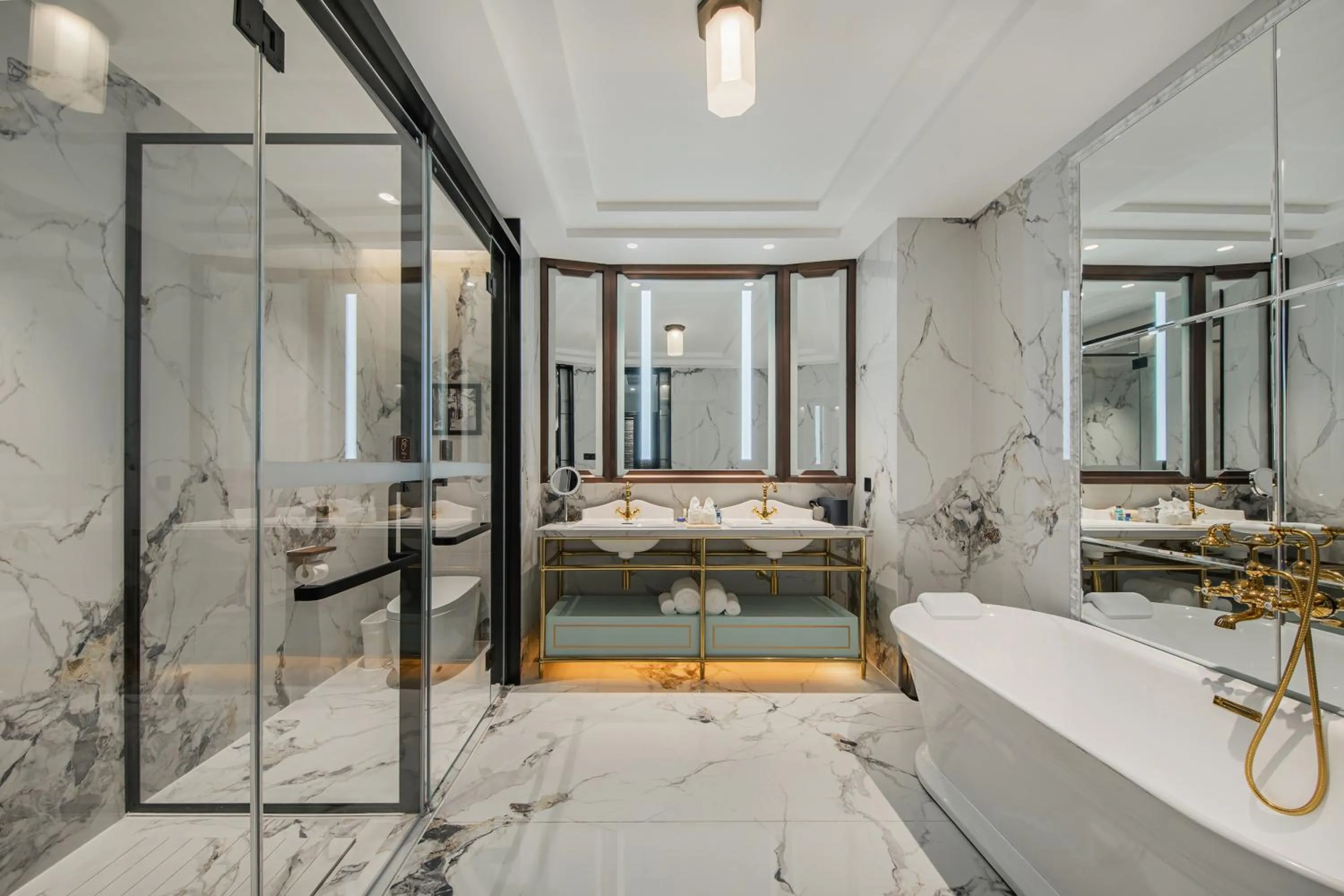 Shower in CHONGQING MANQUE MANSION