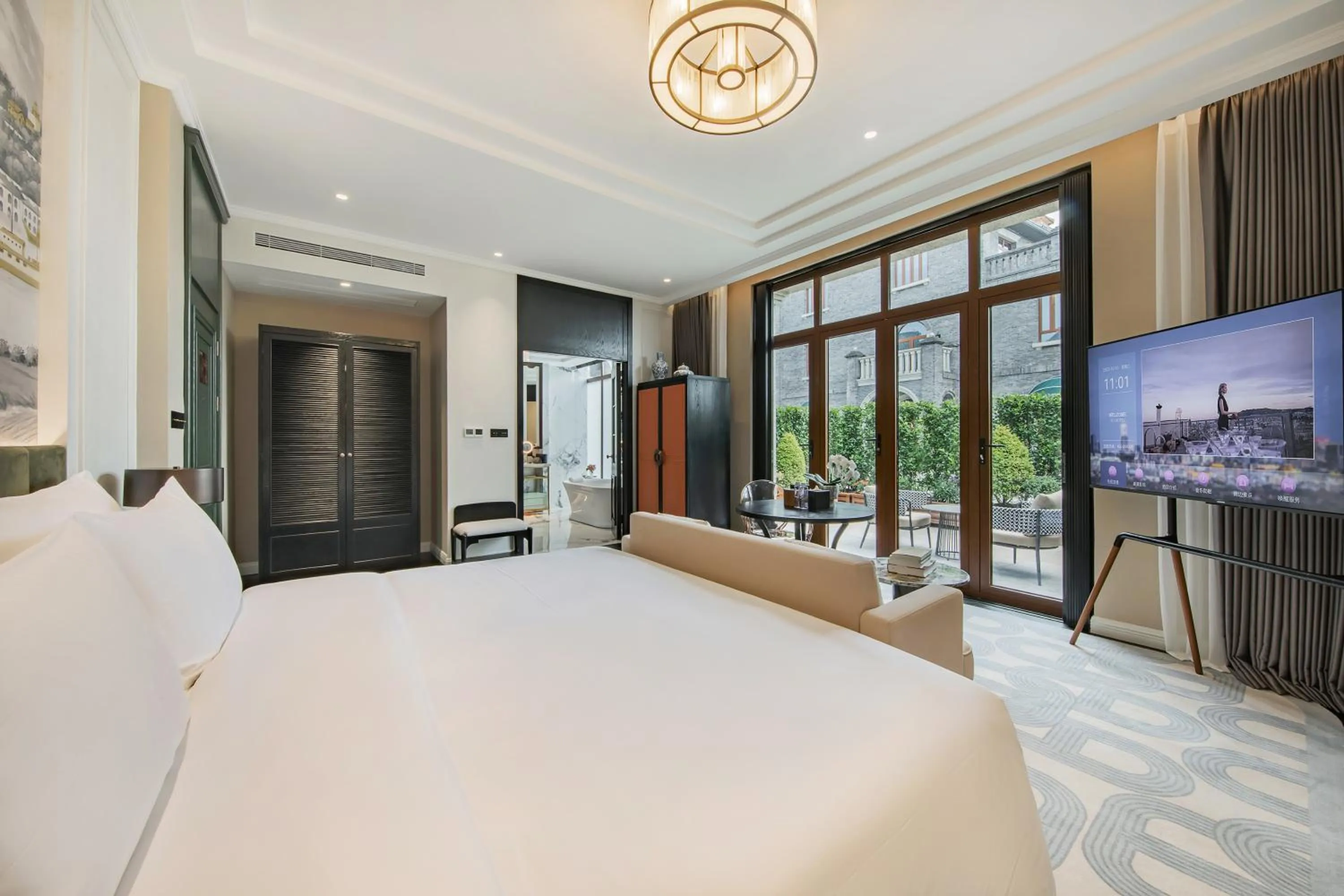 Photo of the whole room, Bed in CHONGQING MANQUE MANSION