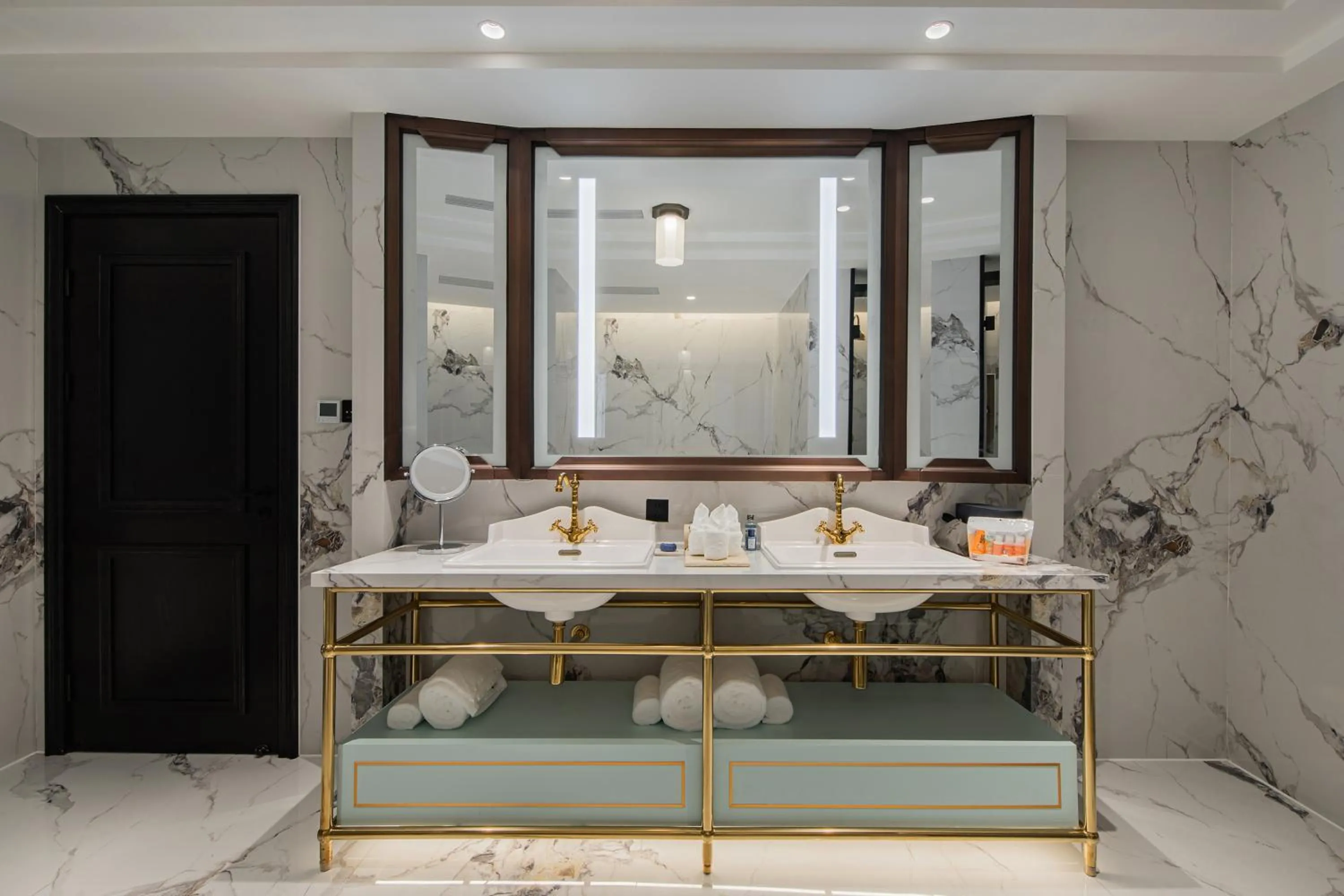 Bathroom in CHONGQING MANQUE MANSION