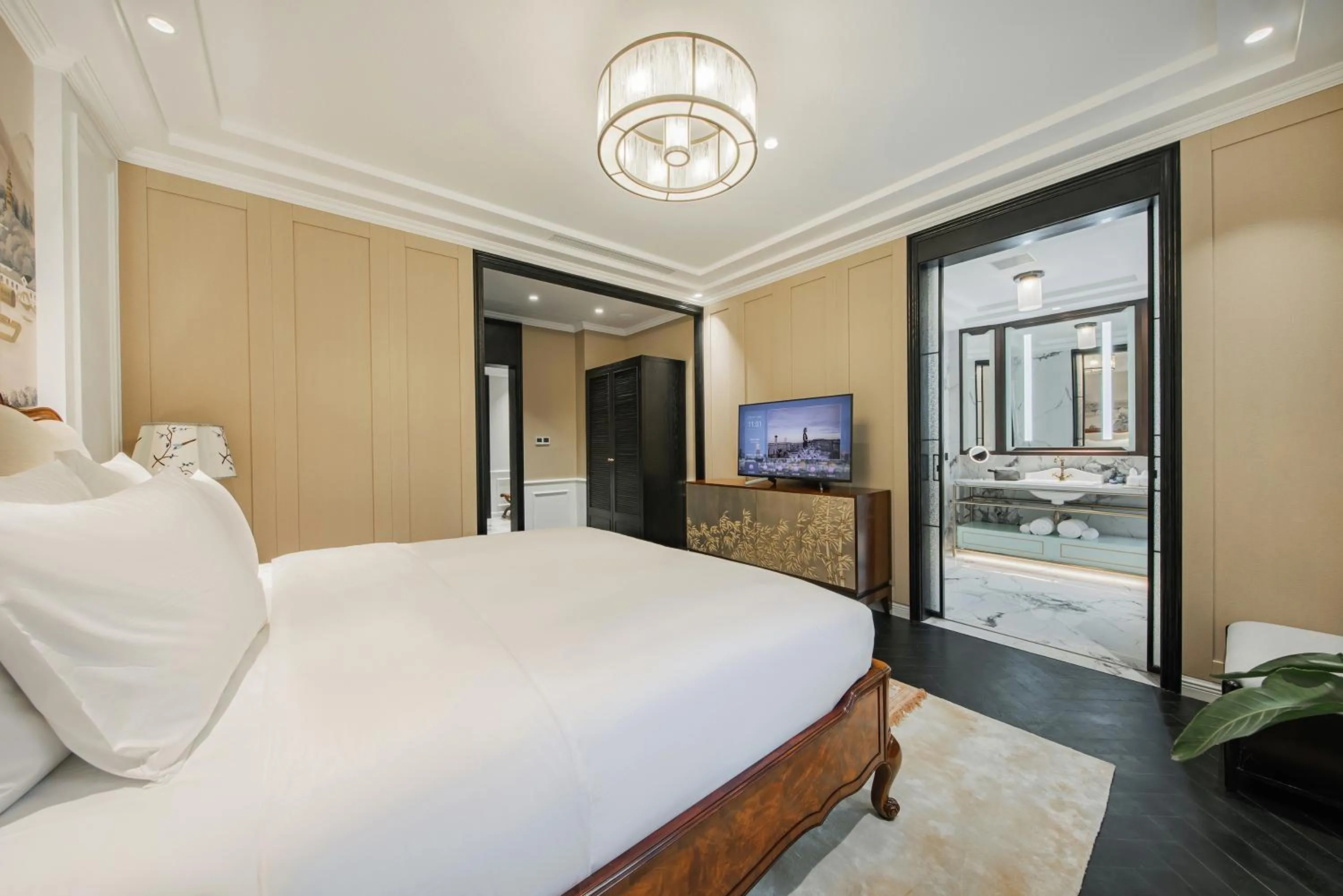 Bedroom, Bed in CHONGQING MANQUE MANSION