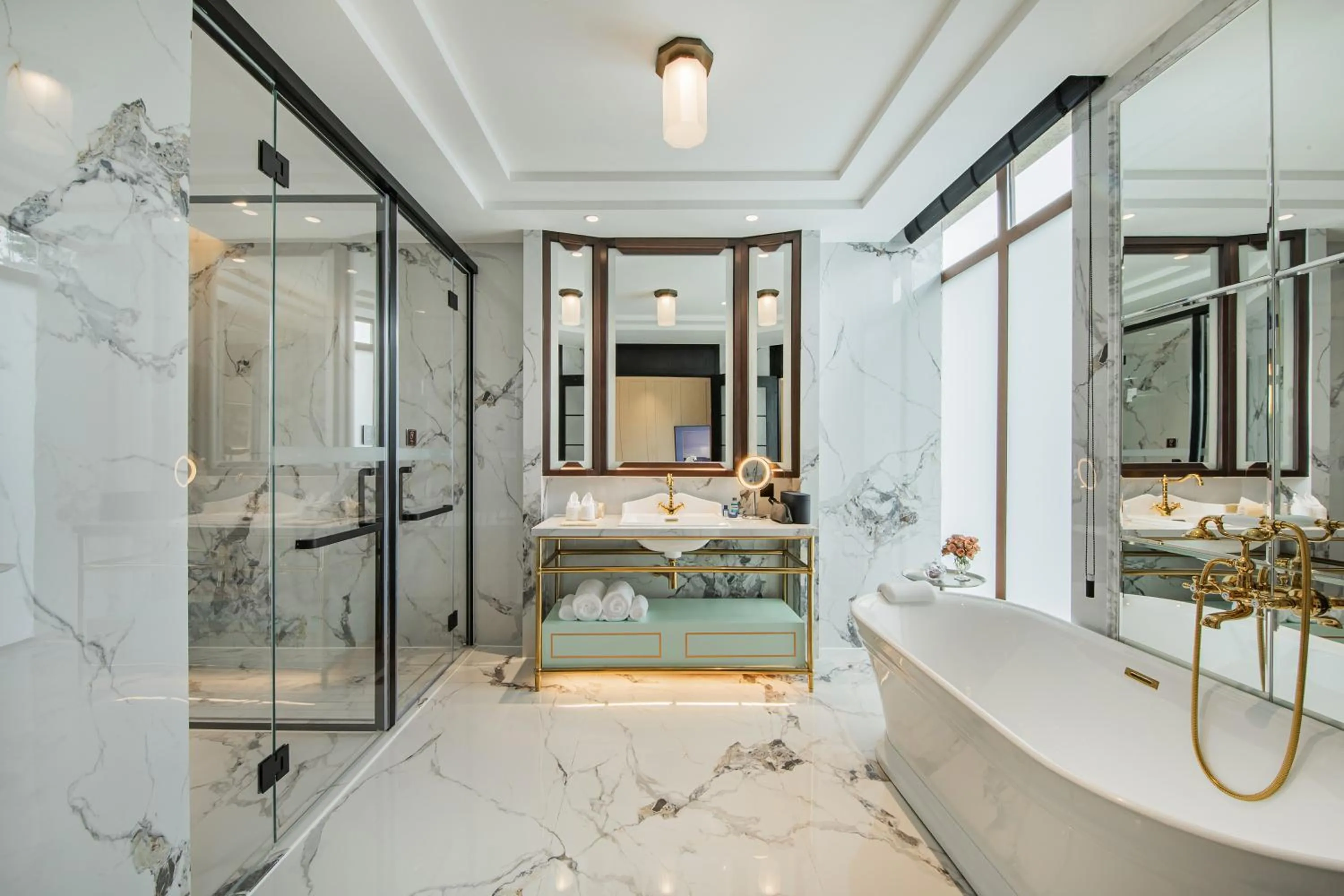 Shower in CHONGQING MANQUE MANSION