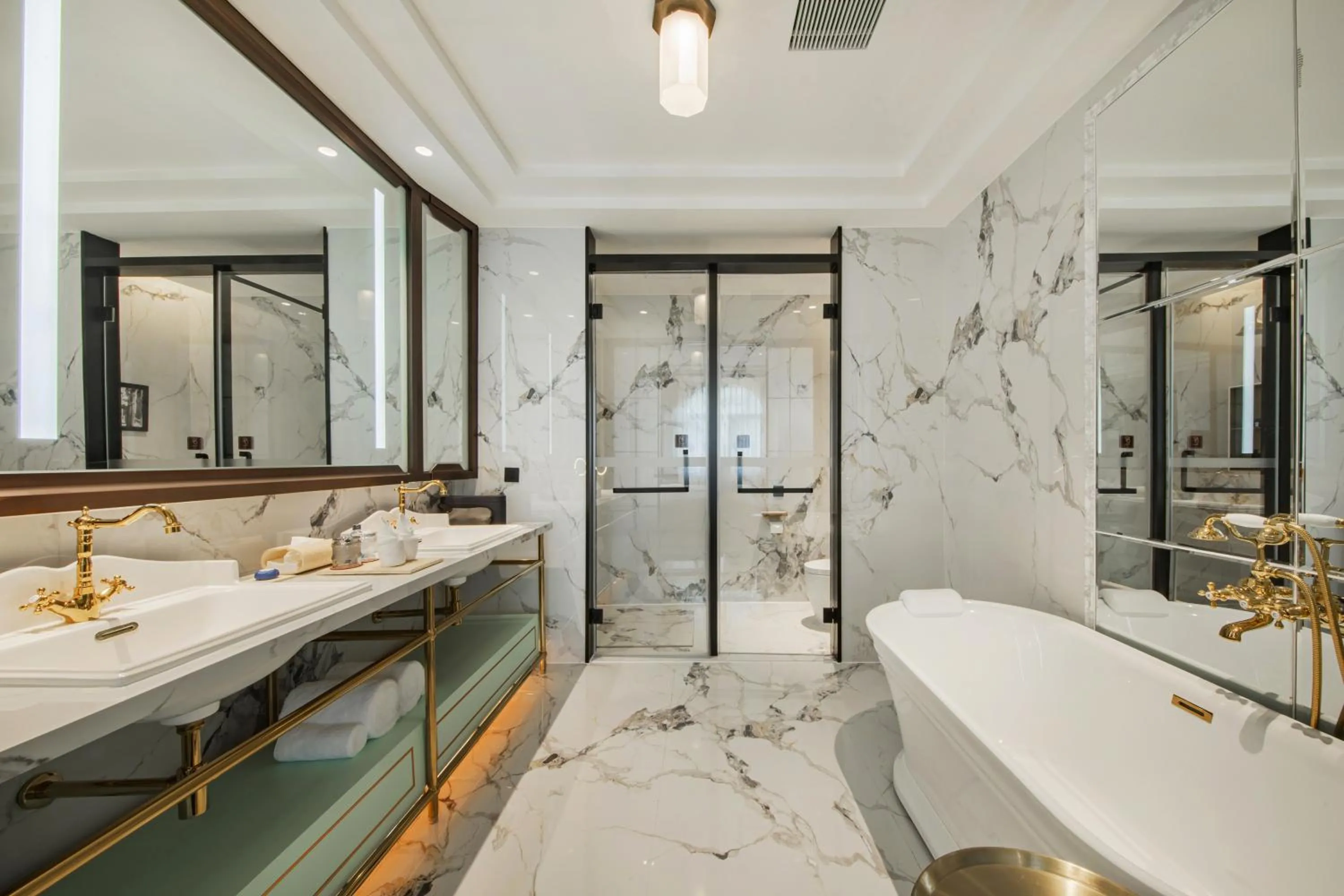 Shower in CHONGQING MANQUE MANSION