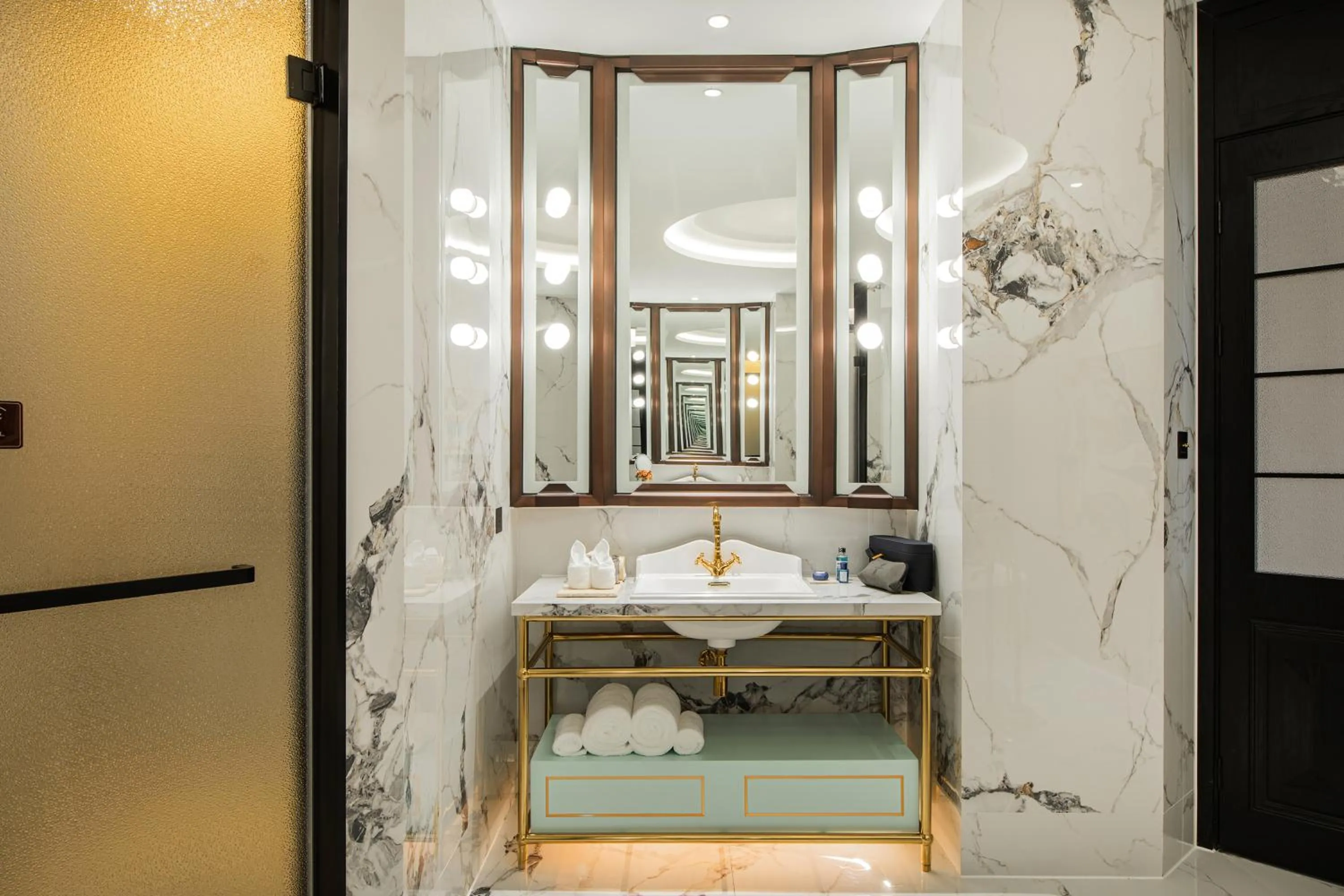 Bathroom in CHONGQING MANQUE MANSION