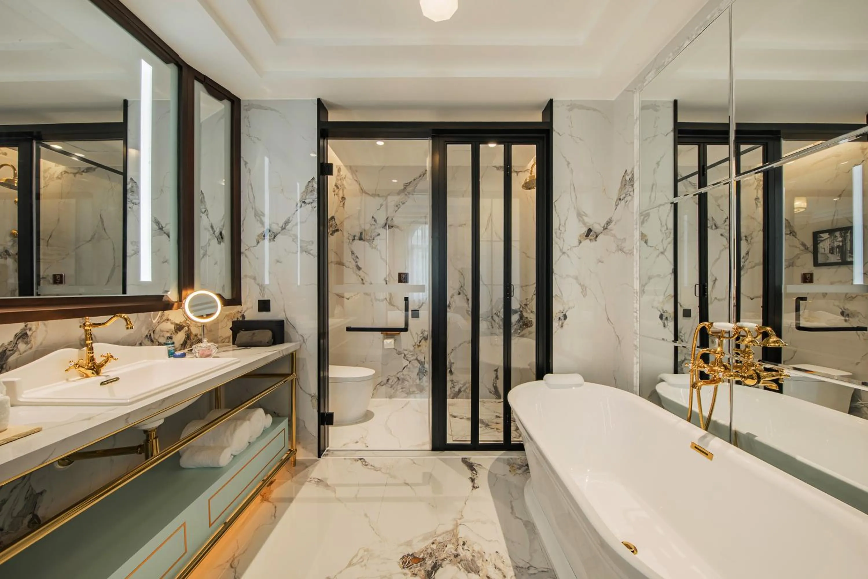 Shower in CHONGQING MANQUE MANSION