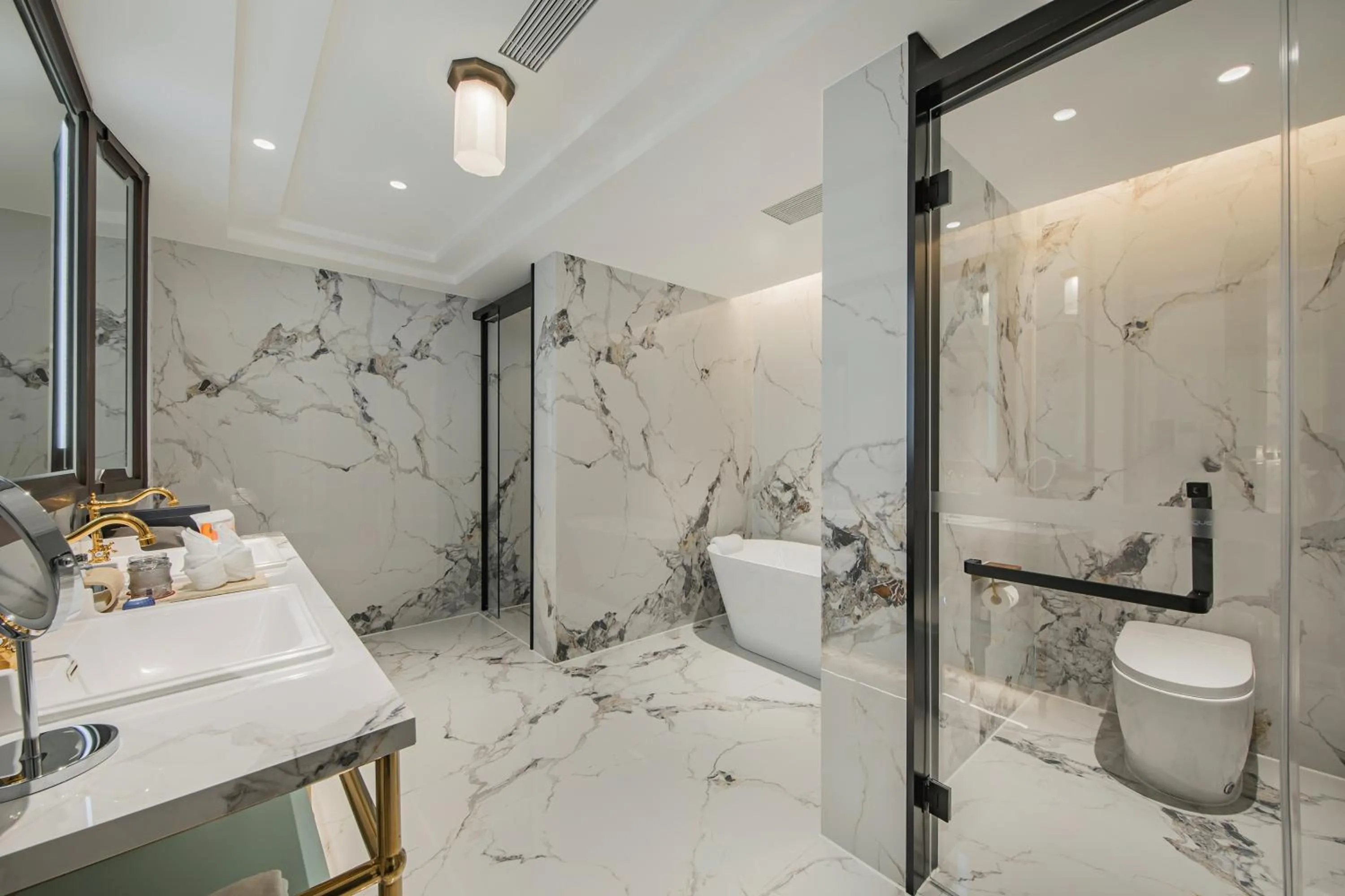 Shower in CHONGQING MANQUE MANSION