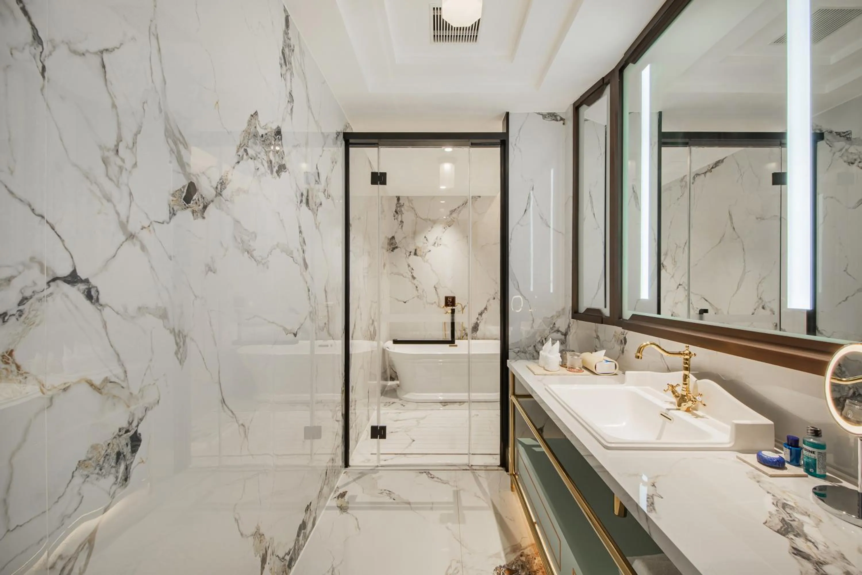 Shower in CHONGQING MANQUE MANSION
