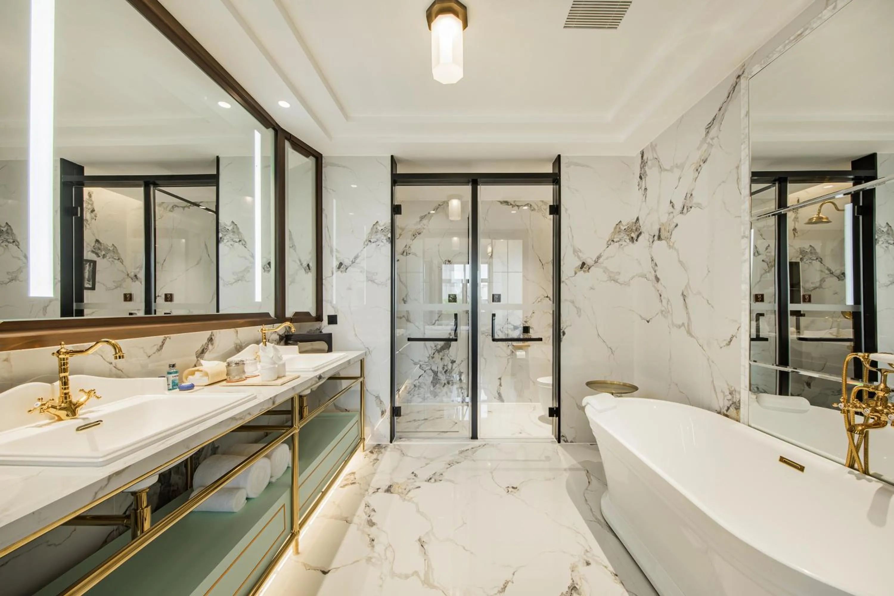 Shower in CHONGQING MANQUE MANSION