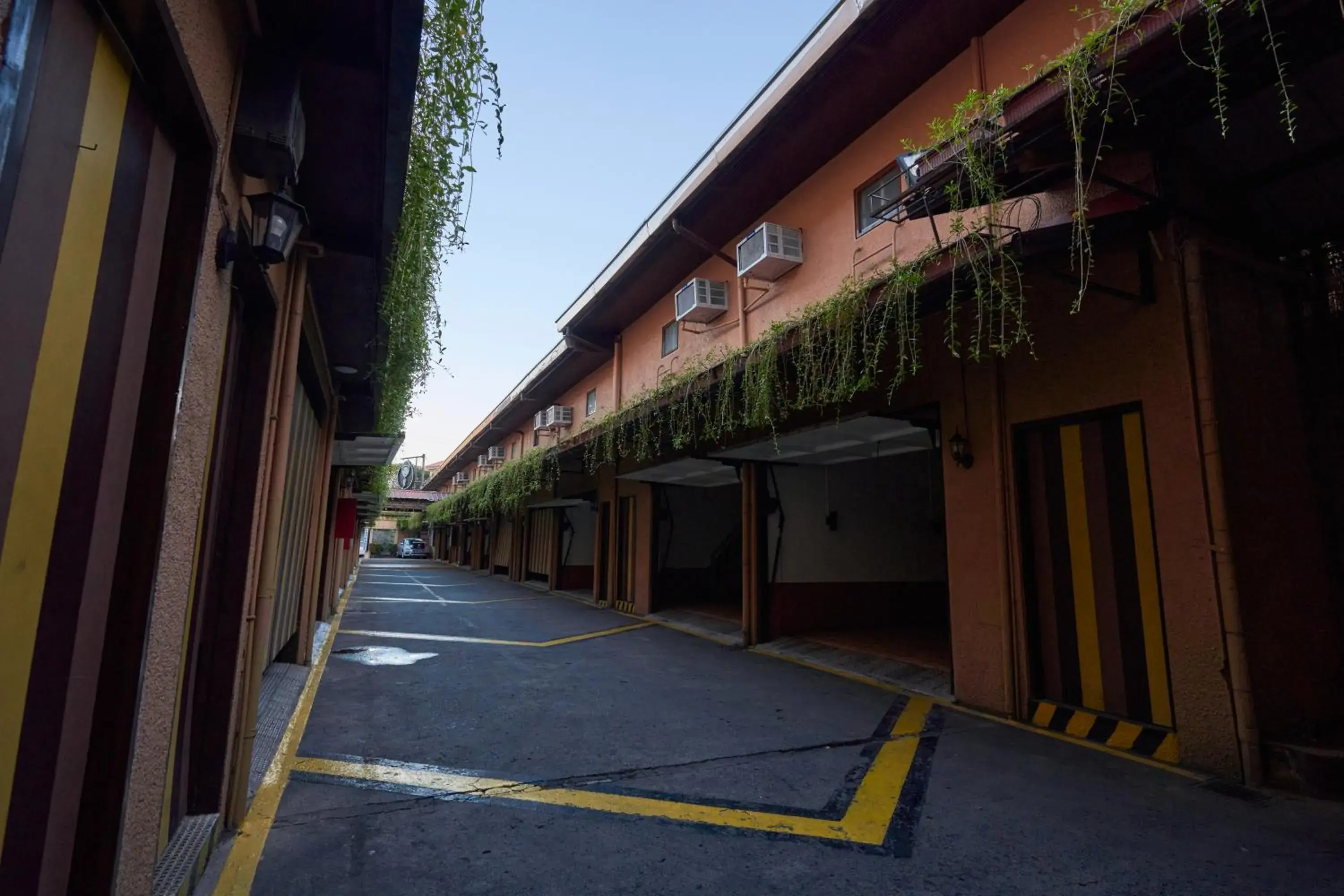 Property building in Victoria Court Las Pinas Property building in Victoria Court Las Pinas