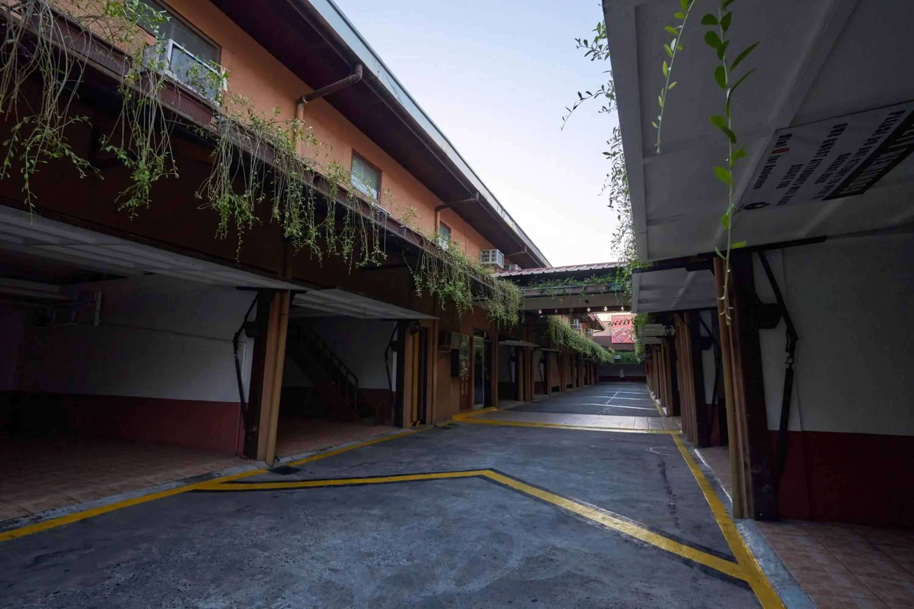 Property building in Victoria Court Las Pinas Property building in Victoria Court Las Pinas