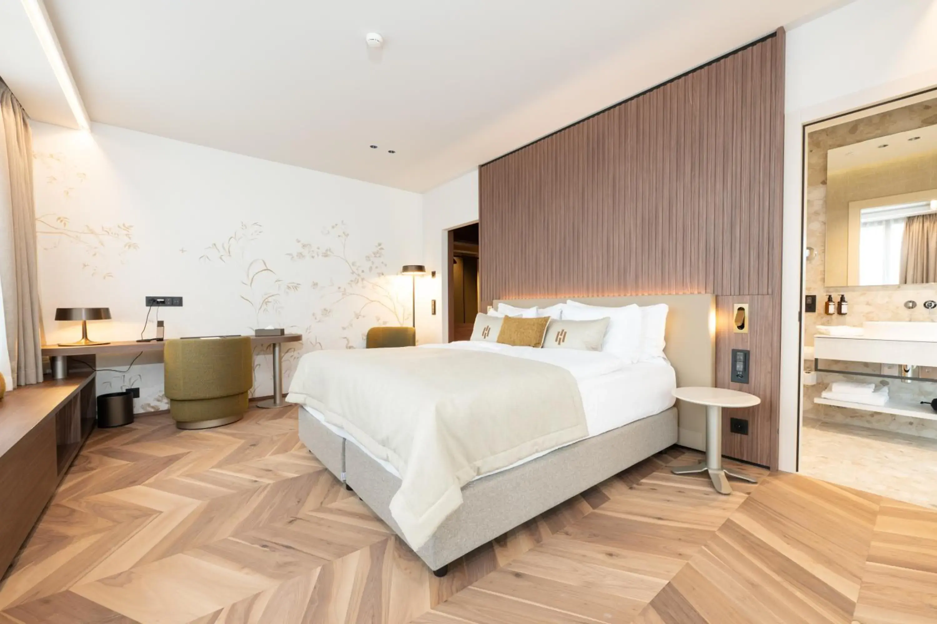 Deluxe Double Room with Balcony in Hôtel des Innovations - Hôtel & Appartements - Votre séjour entre Fribourg, ville médiévale et La Gruyère et ses Bains Deluxe Double Room with Balcony in Hôtel des Innovations - Hôtel & Appartements - Votre séjour entre Fribourg, ville médiévale et La Gruyère et ses Bains
