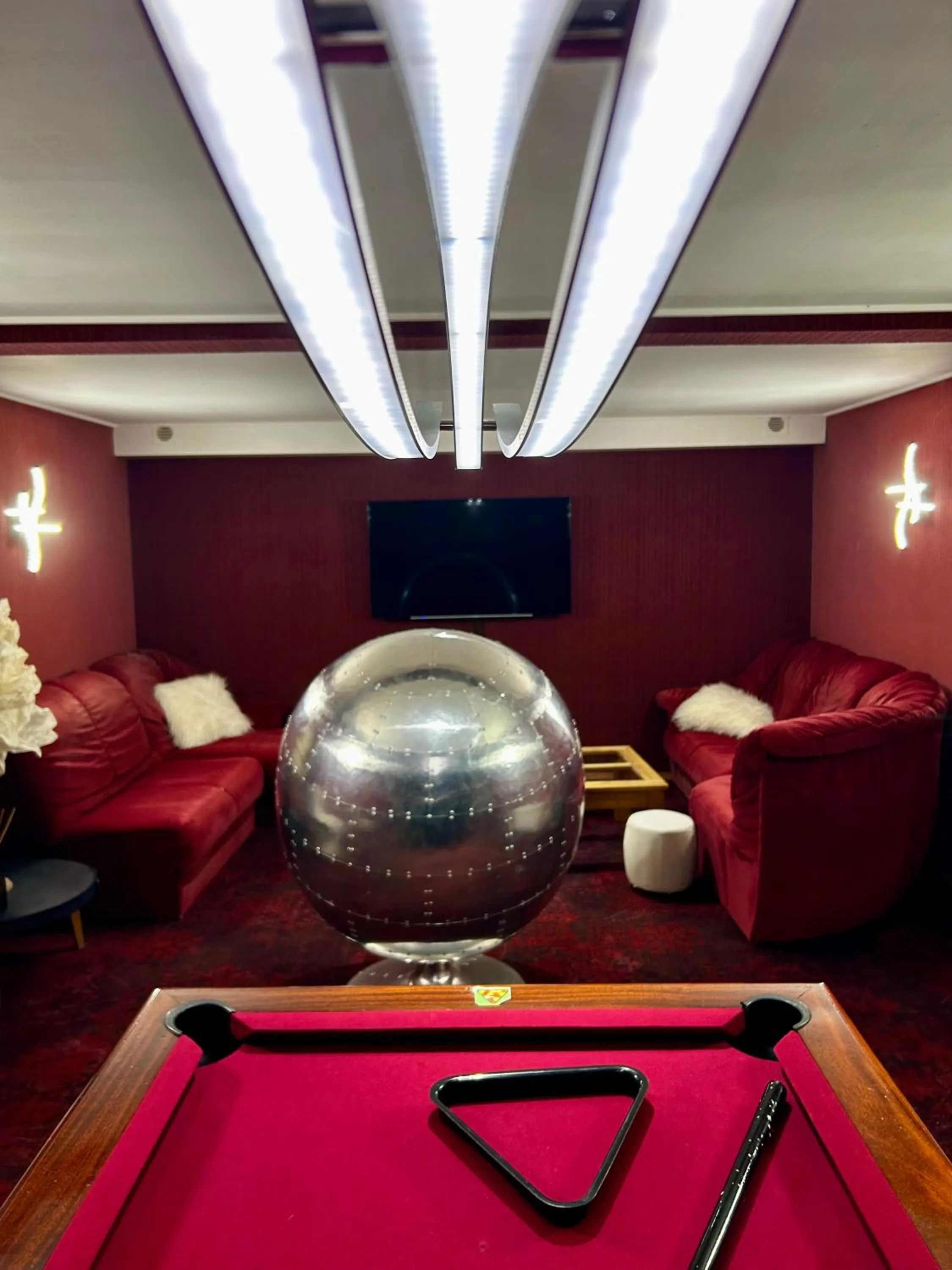 Communal lounge/ TV room in Hotel Bel'alpe