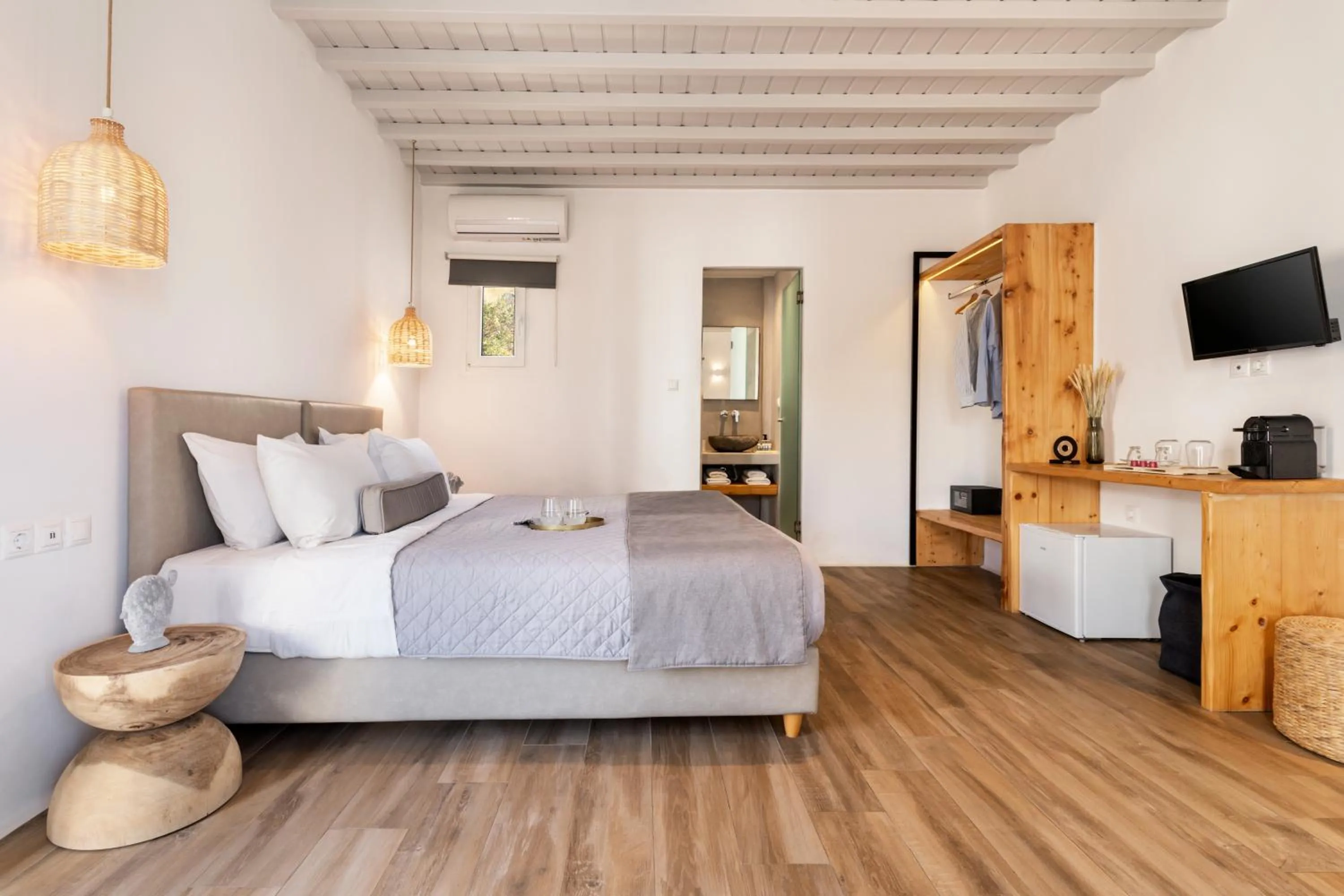 Photo of the whole room, Bed in Tagoo Studios Mykonos