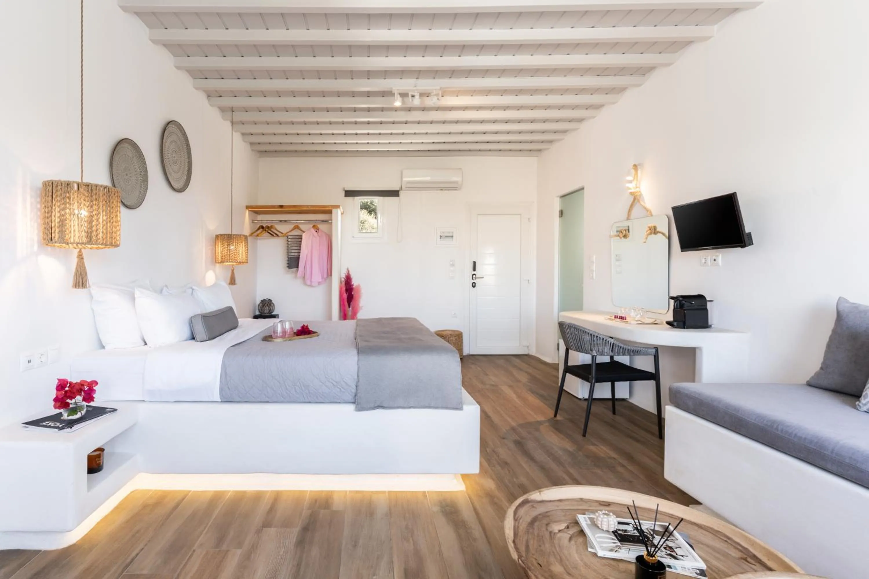 Bedroom, Bed in Tagoo Studios Mykonos